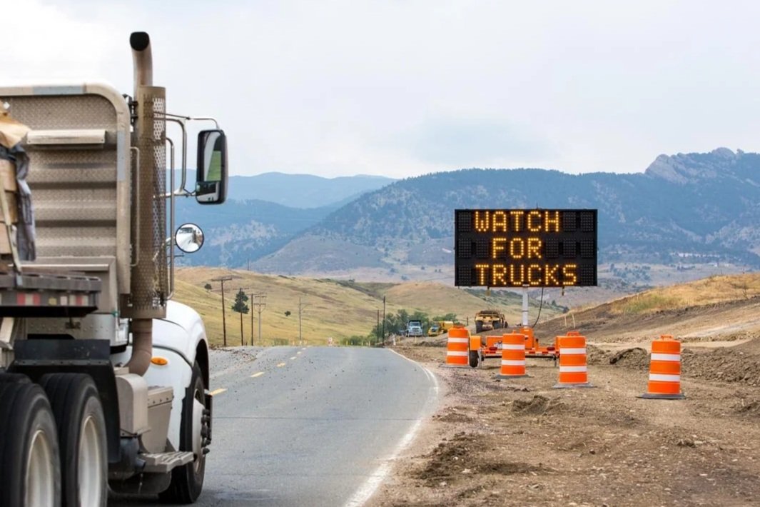 Full Size - 3-Line Message Sign with Hydraulic Lift