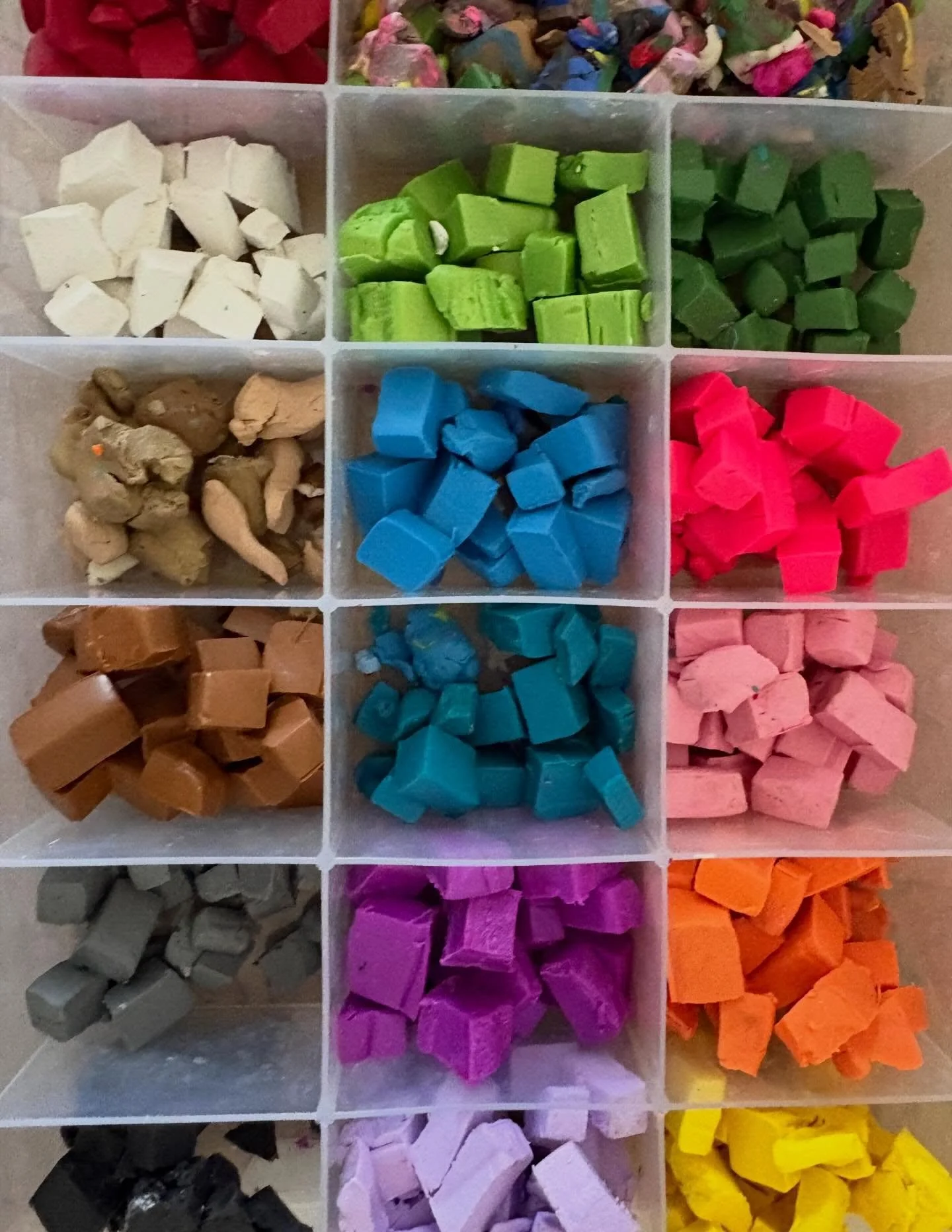 nothing quite ✨sparks joy✨like a freshly prepped 🌈polymer clay container 🤩

if you have little makers at home, i highly recommend pre-slicing the clay into small pieces and encouraging them to use 5-6 chunks in their build before grabbing more 
it 