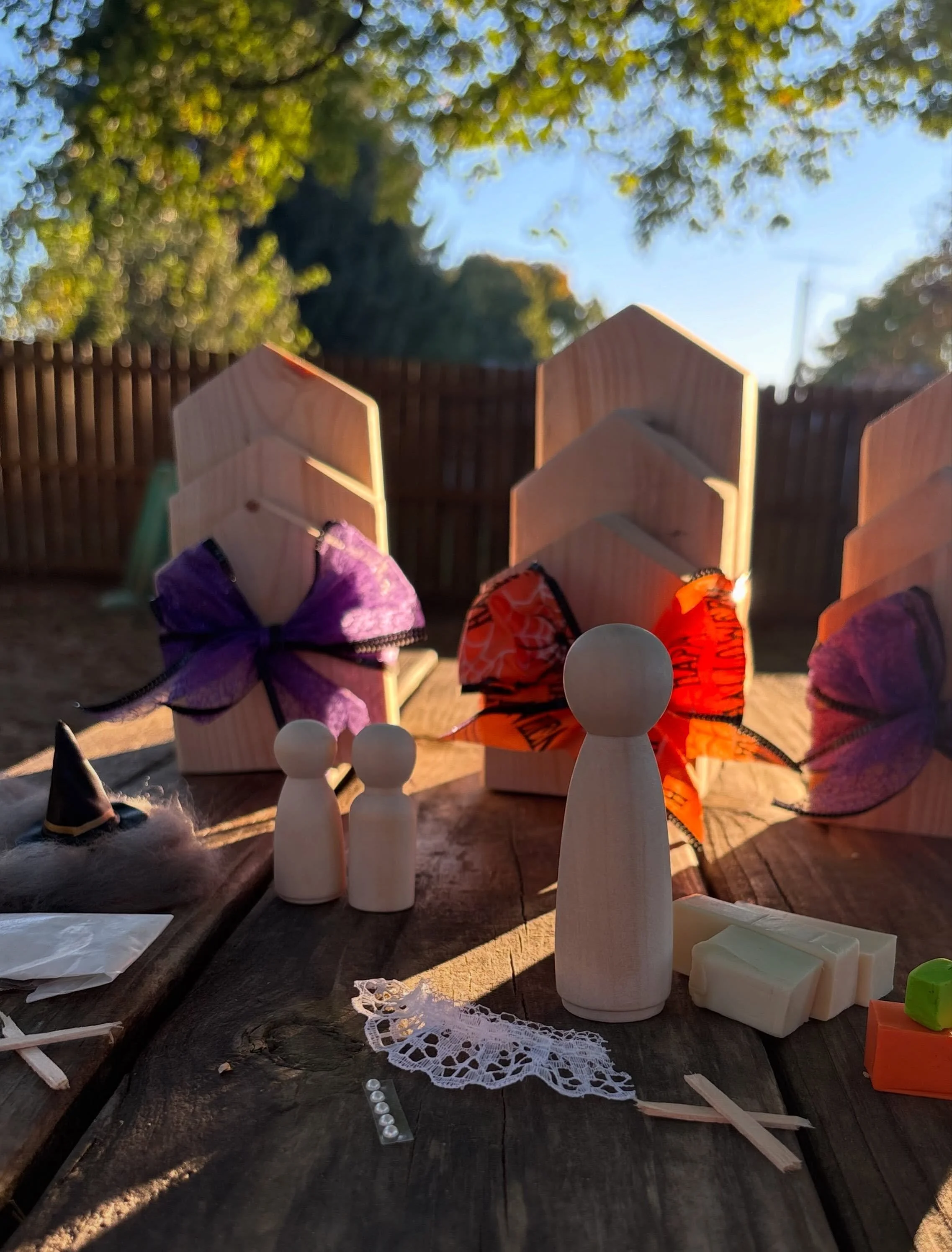 EEEK!! a very limited number of halloween village kits are now available for some last minute spooky season crafting at home!! 🎃👻

🧙&zwj;♀️ etown: porch pickup THIS friday (10/23) or NEXT tuesday&ndash;friday (10/27&ndash;10/30)

🧛 louisville: po