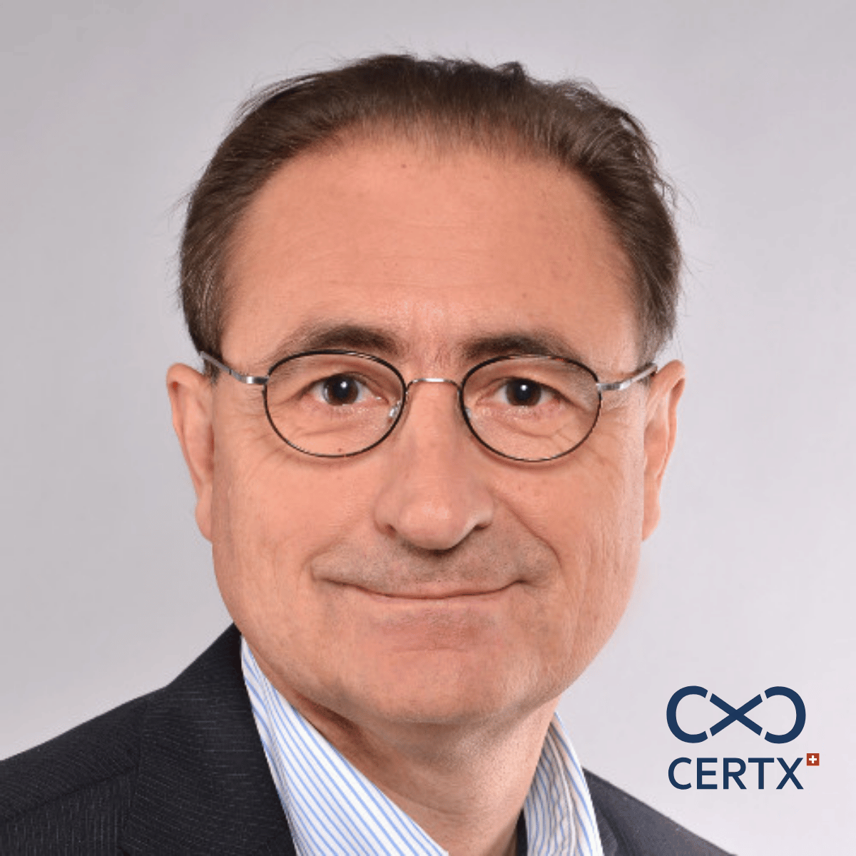 Portrait d'un homme portant des lunettes rondes, costume noir et chemise à rayures, sourire léger, logo CERTX en bas à droite.