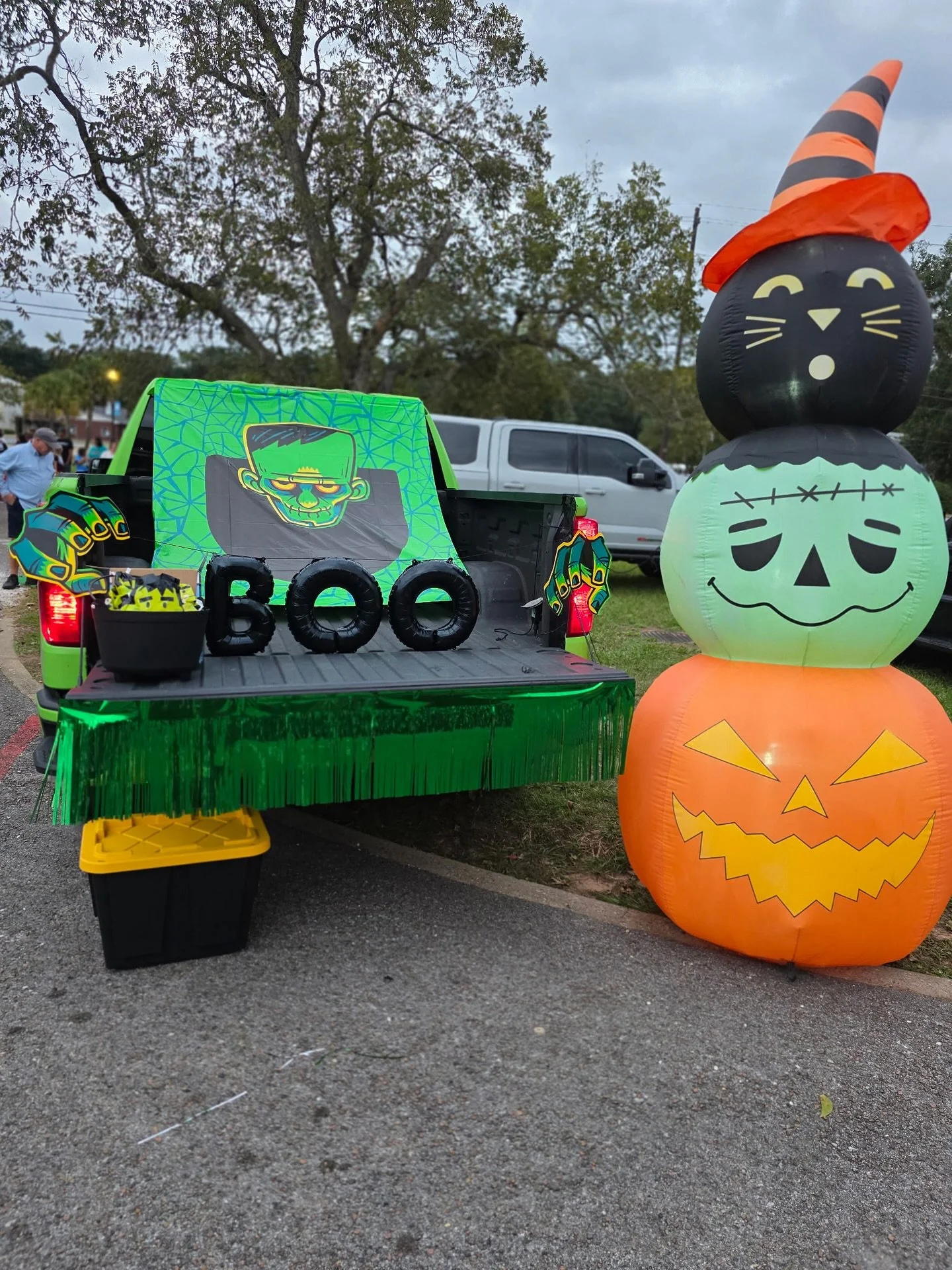 A GREAT (spooky) night at Trunk or Treat at Nan Gray Davis Elementary from our Mobile, AL team! 👻🎃 Thanks to everyone who stopped by our trunk for some candy, we loved seeing all the costumes and smiles! #RoofLab #MobileAL #CommunityStrong