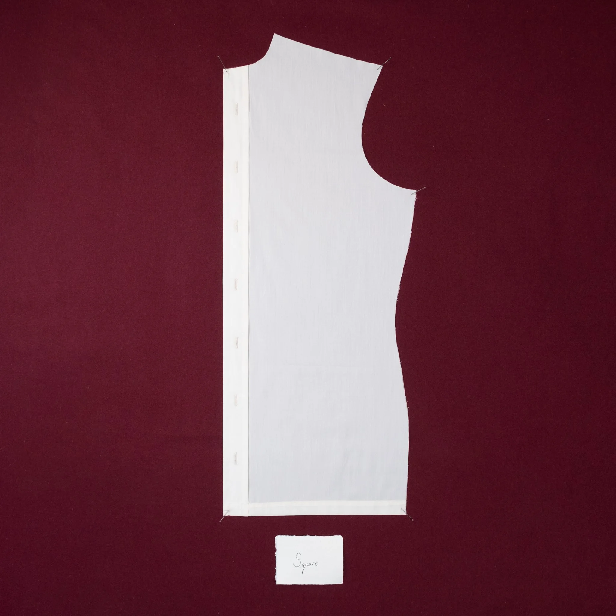 Square
A straight edge at the bottom of the shirt
with larger seam than the other hems,
sometimes with vents at the side for
movement, this is most often found on
more casual shirts and offers a bit more of
a point of interest when a shirt is worn
ou