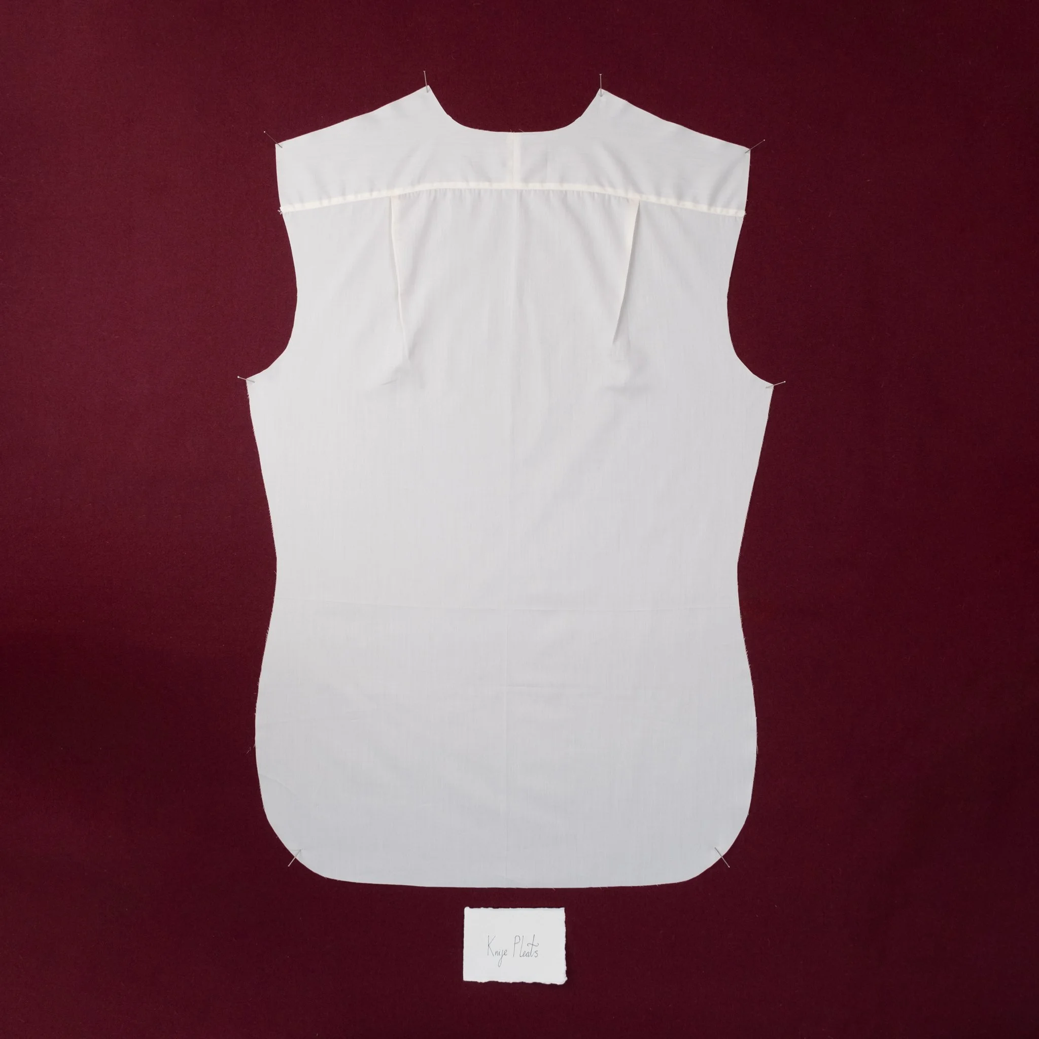 Knife Pleats
Two folds sat over the shoulder blades
throwing the fullness directly over the
area where our backs extend in
movement. If fullness is needed but no
specification is given this is where you
will see this style.