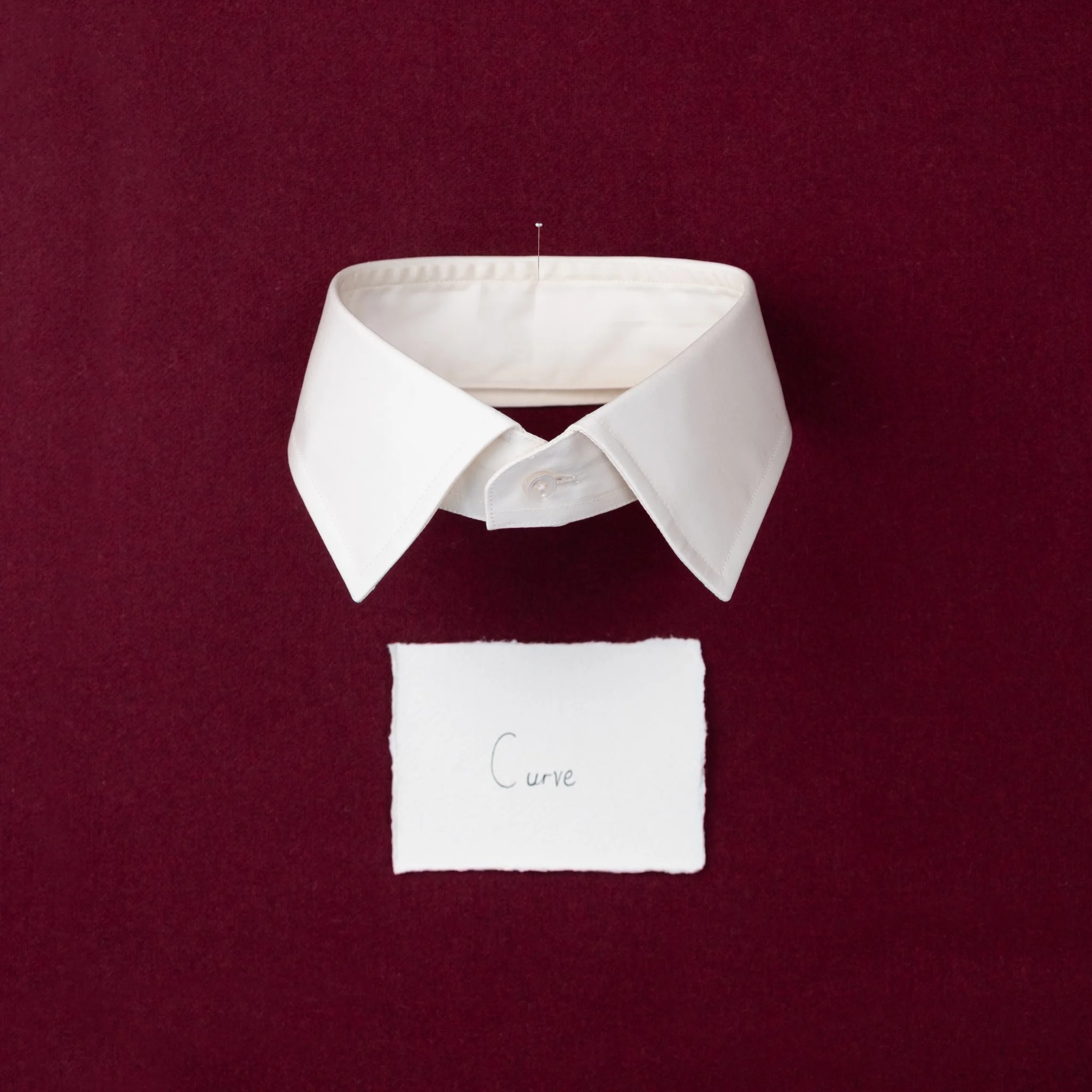 Curve,
A Hume London signature, the Curve is
a multi purpose collar, it can be worn to
the office with a tie for a classic work
shirt, or at the weekend open and more
relaxed in a linen or brushed cotton.
What makes this design unique is the
subtle ‘