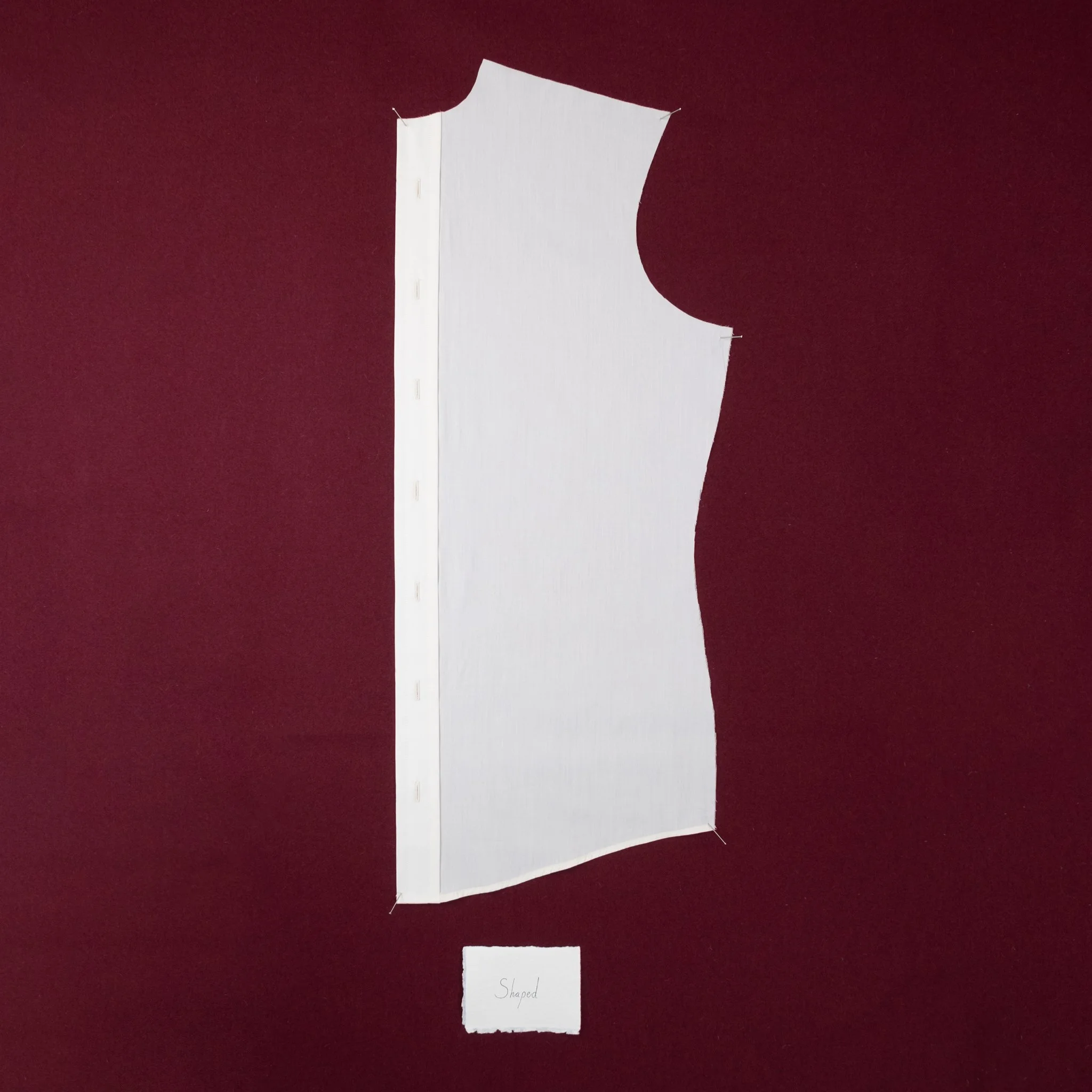 Shaped
This style has found its way into most
ready to wear shirts. A simple shape, with
a curve that can be deepend or made
more shallow according to the client
’
s
preferences. The shape allows for length
at the front and back, and creates an
elega