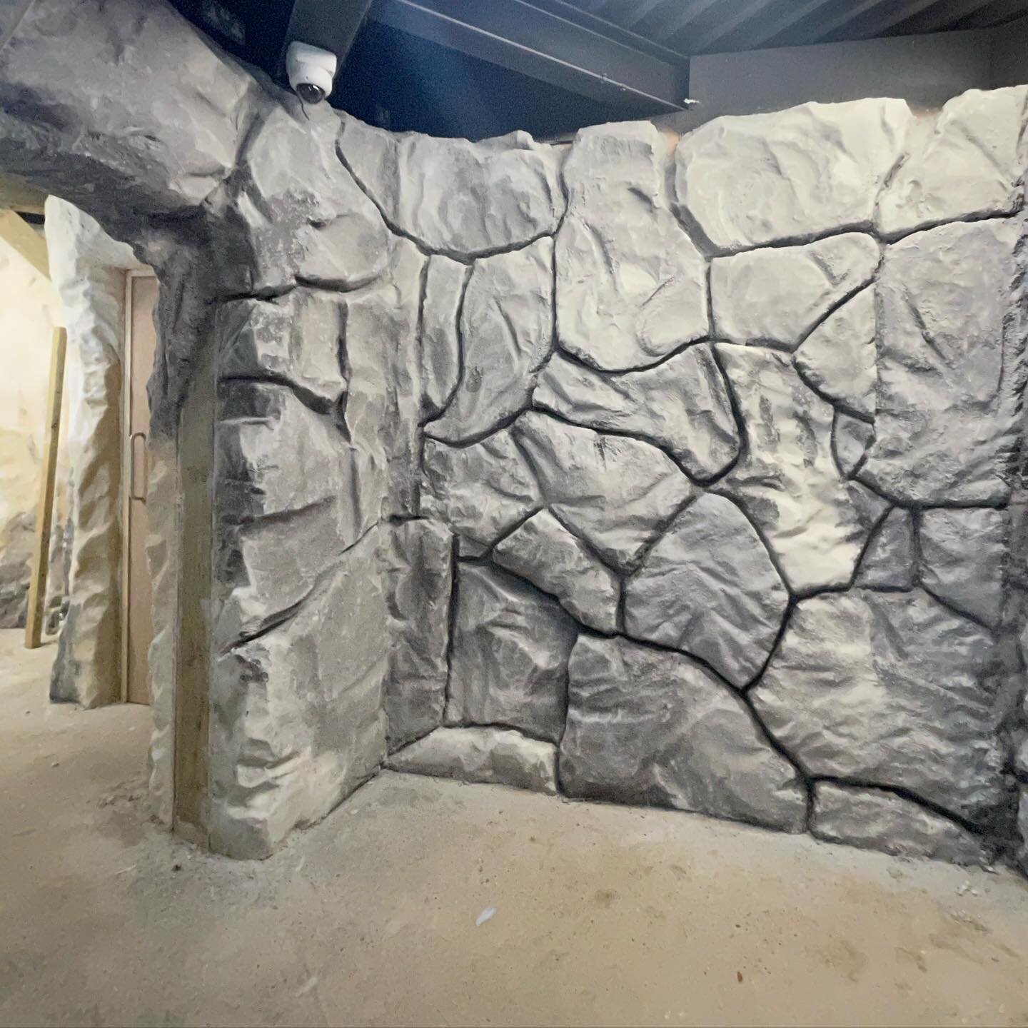 very late but did some scenic work at @chessingtonworldofadventures for @unlockedvision in september for the newly added Enchanted Hollow for the halloween season. fibreglassing, sanding + jesmonite coating poly walls carved by the rest of the amazin
