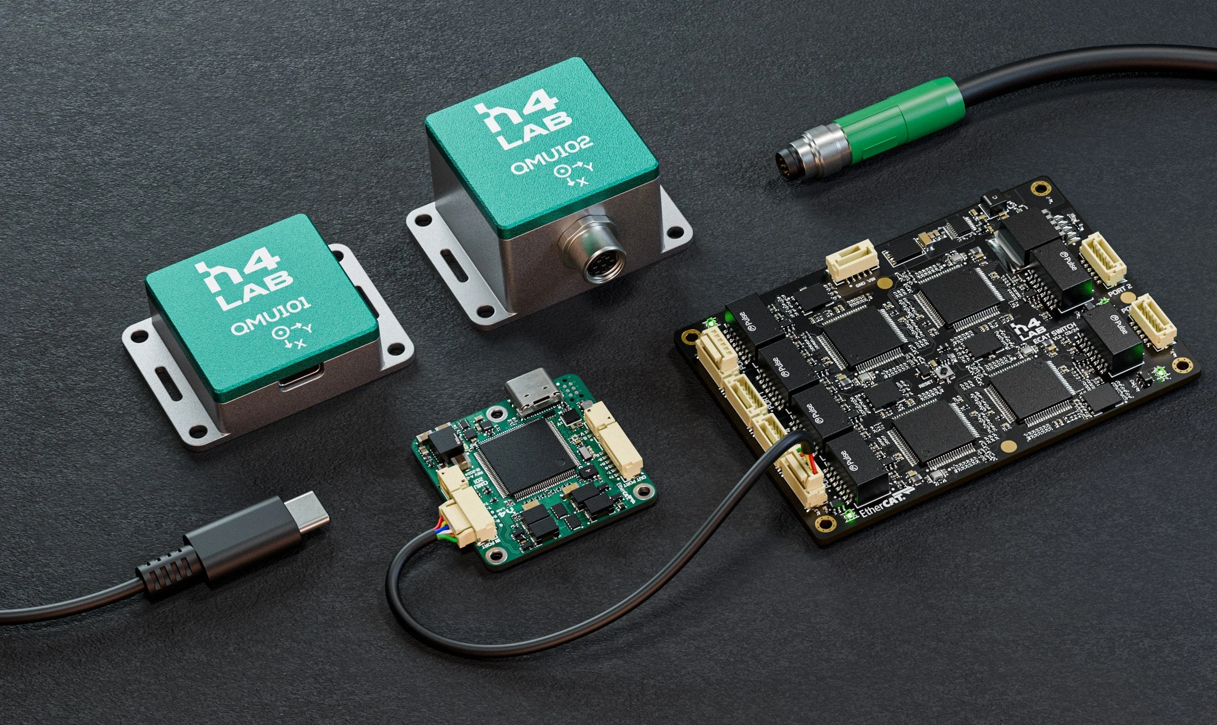 image de plusieurs composants électroniques et cables posés sur une surface plae