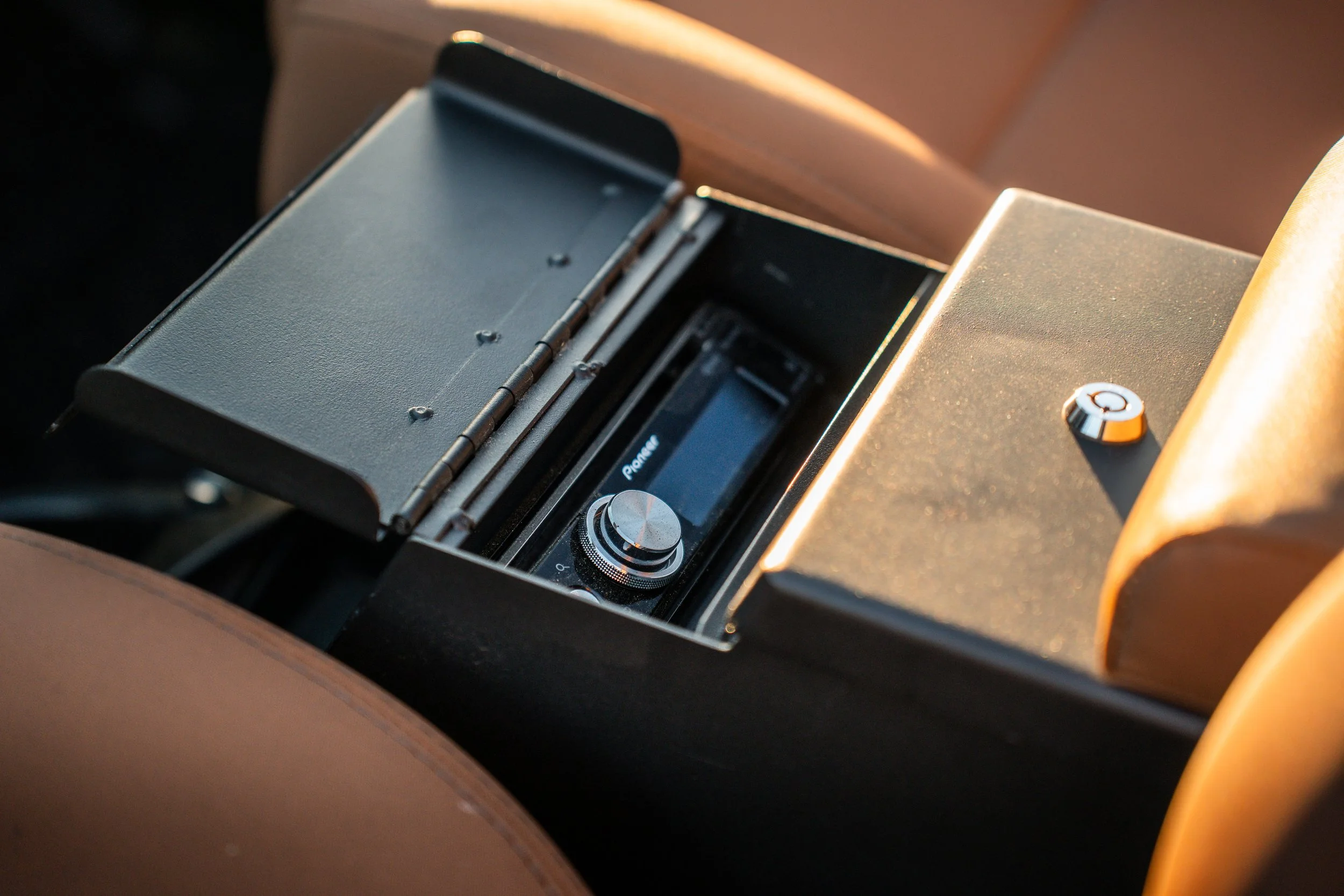 interior-glovebox-radio.jpg