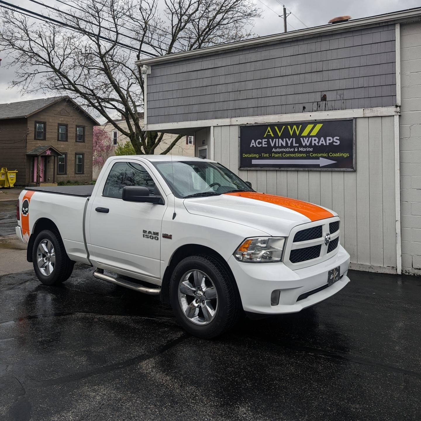 Custom Willie G Harley Decals for this Dodge Ram 1500. Customer can now haul his Harleys down south in style while matching the bikes 😎
He will be returning next month for a full exterior polish and sealant