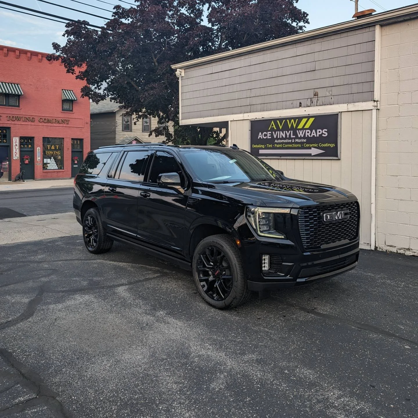 2024 GMC Yukon Denali XL 

Came in for tint and a chrome delete 😎

Hitek Carbon IR 20% front roll downs to match the rear

KPMF Perfect Gloss Black applied to all chrome trim to give it the blacked out look it deserved!