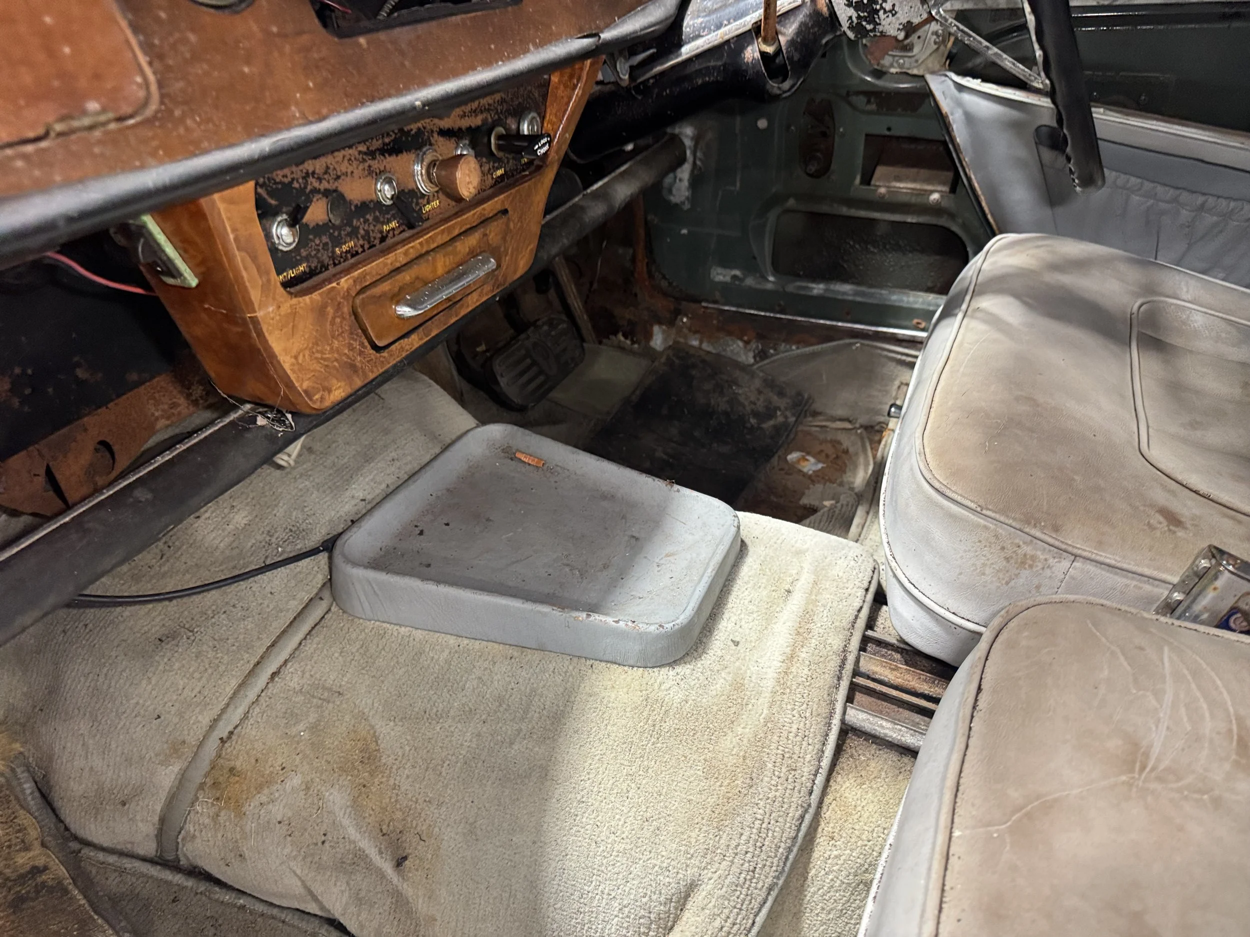 1967 Vanden Plas Rolls Front Floor.jpeg