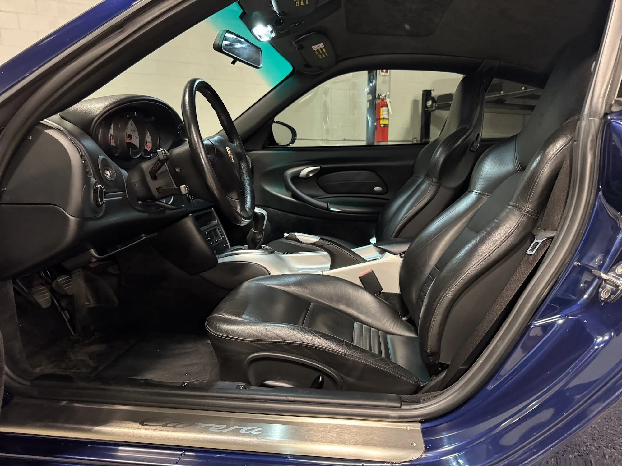 2001_Porsche_966_Carrera_Interior_Driver.jpg