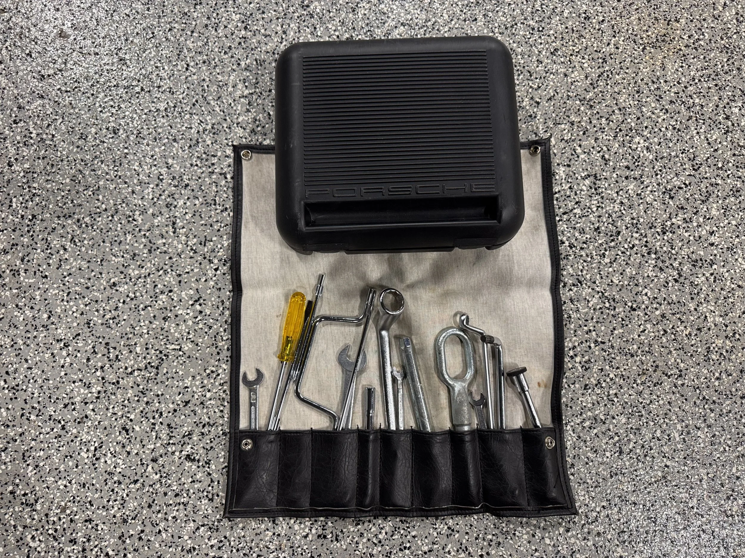 1990_Porsche_911_Carrera_Tools.jpeg