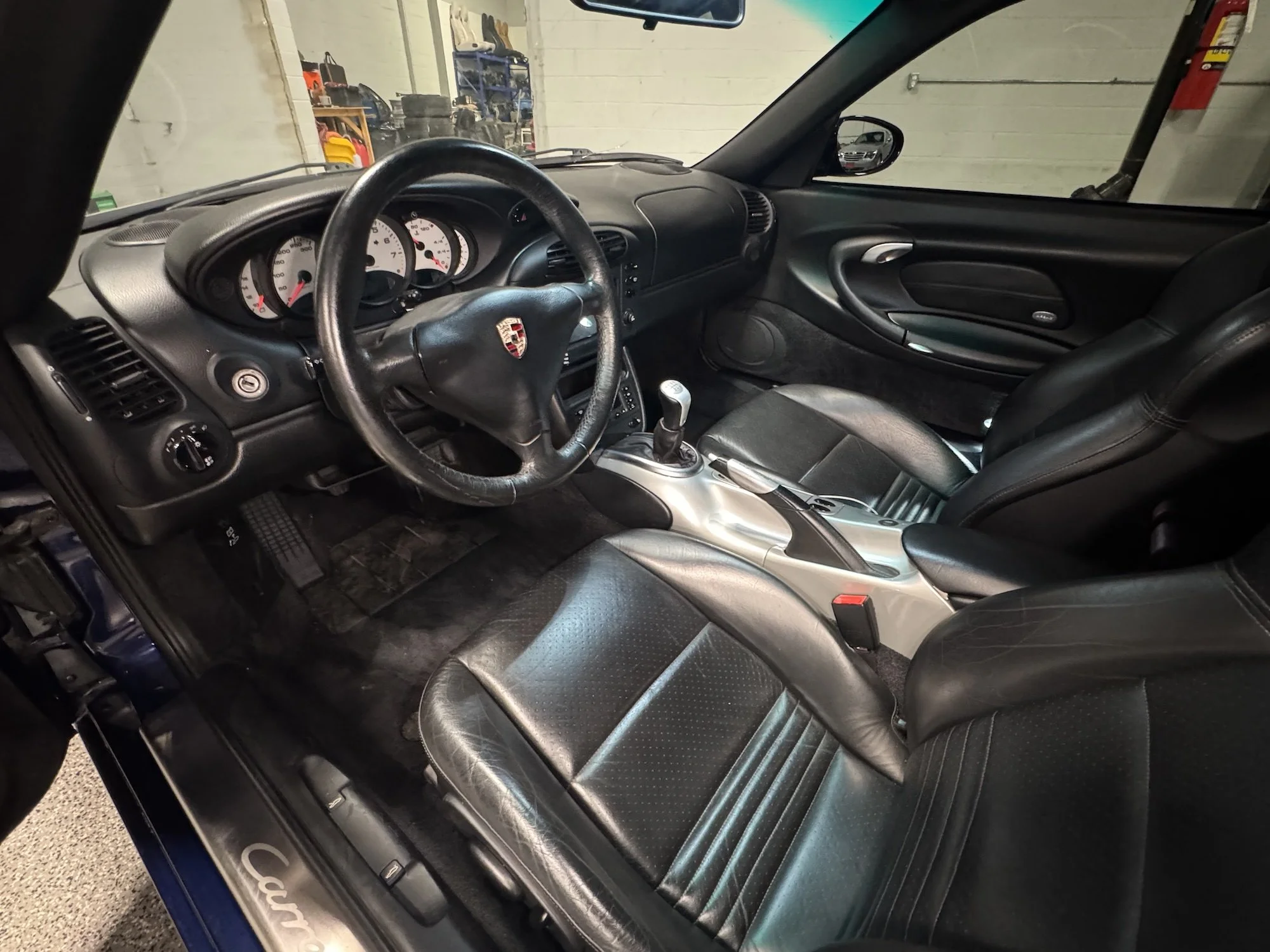 2001_Porsche_966_Carrera_Interior.jpg