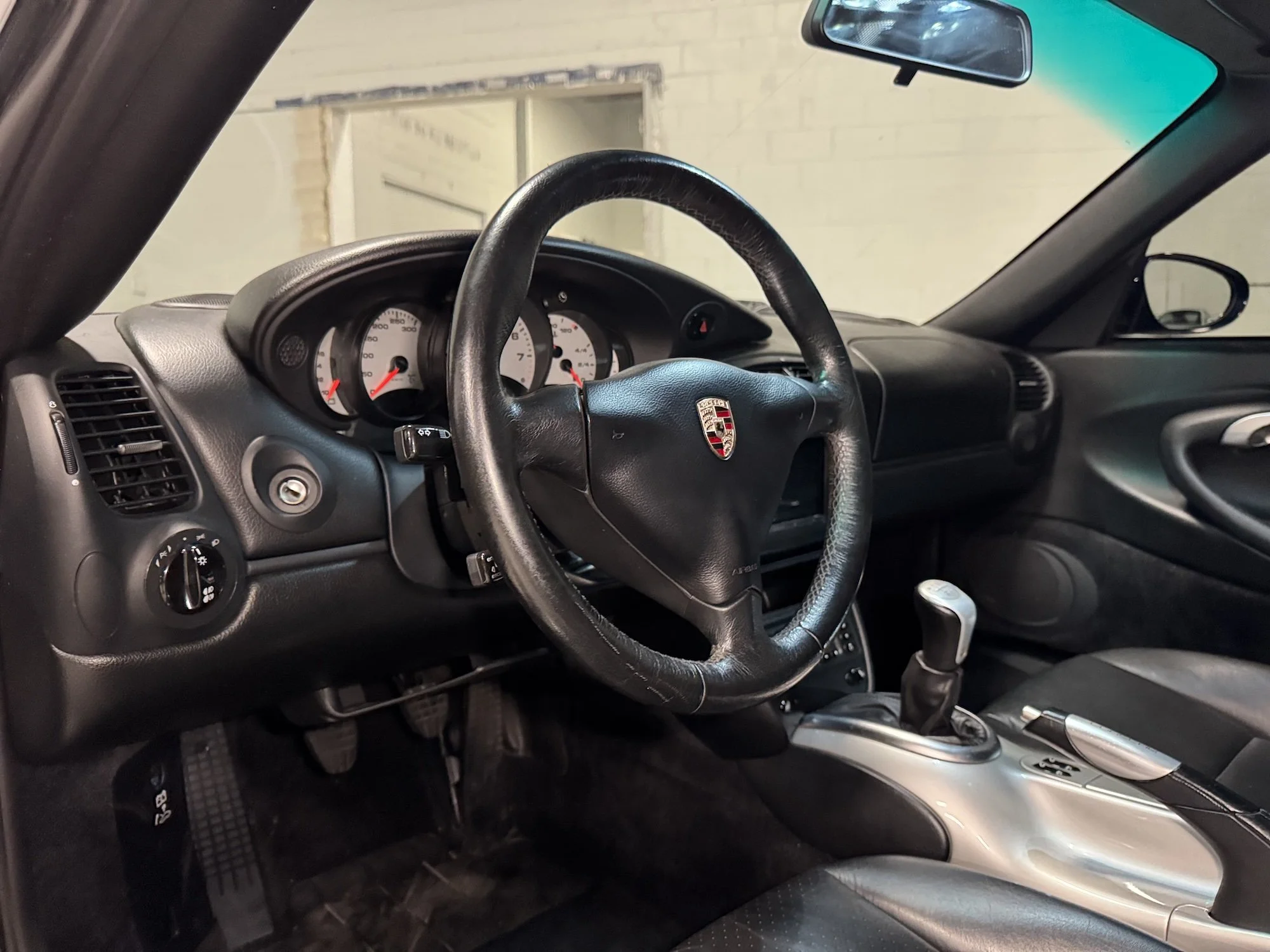2001_Porsche_966_Carrera_Interior_Wheel.jpg