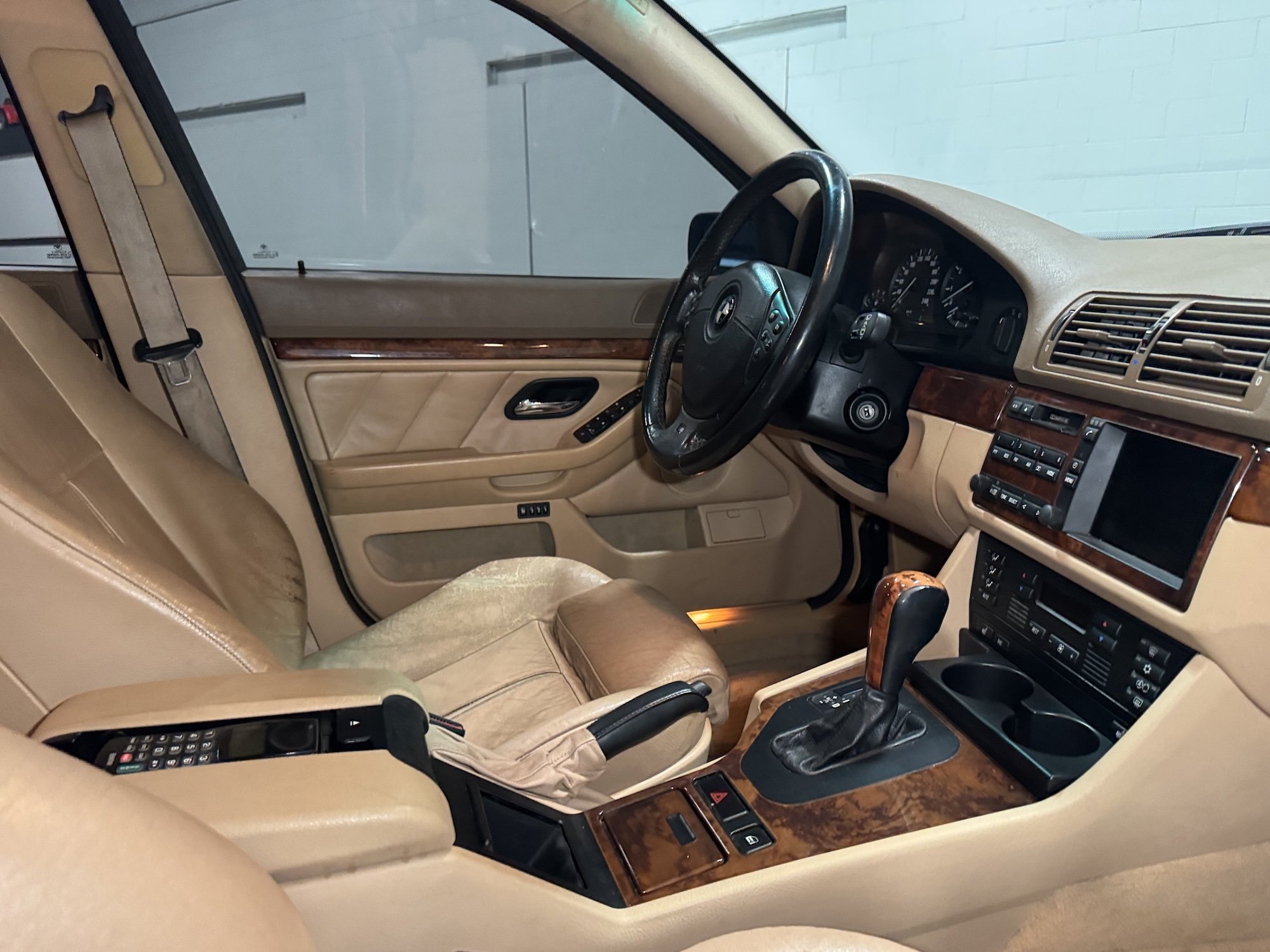 2000_BMW_540_Interior2.jpeg