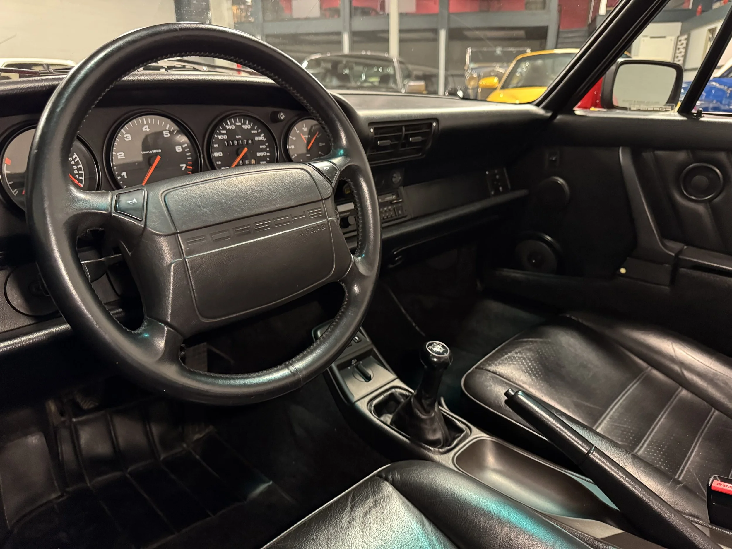 1990_Porsche_911_Carrera_Interior.jpeg