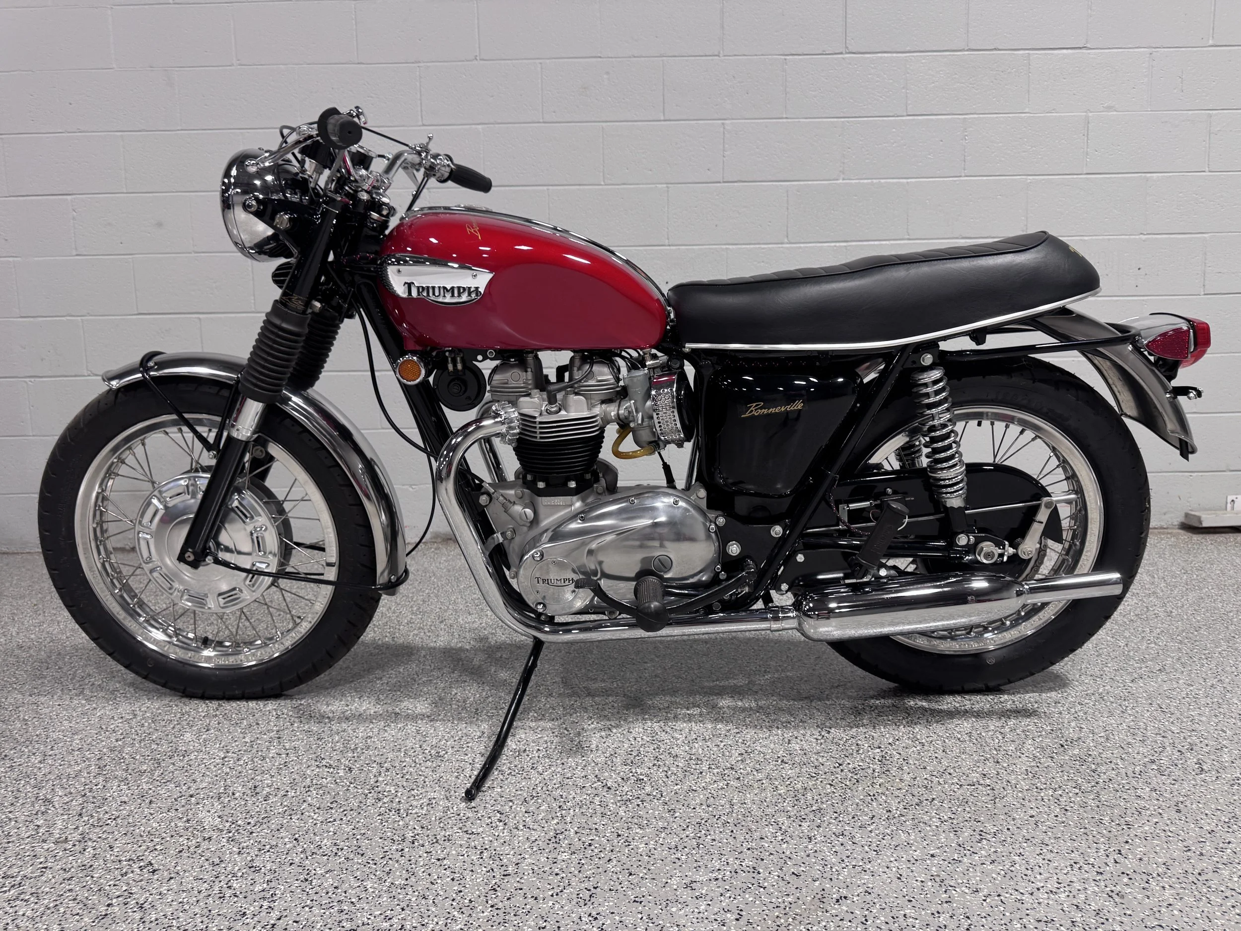 1968 Triumph Bonneville Left 3.JPG
