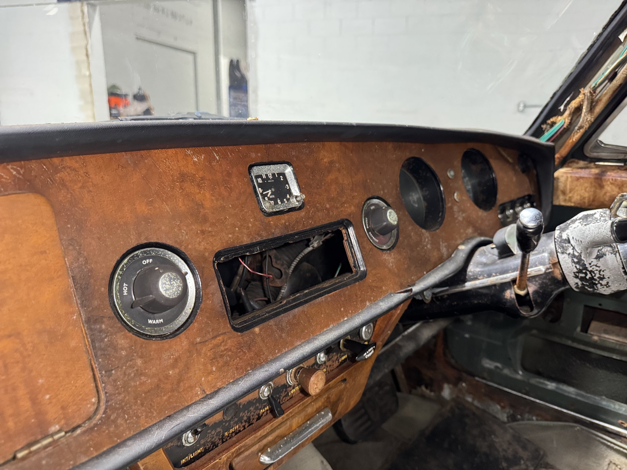 1967 Vanden Plas Rolls Dash.jpeg