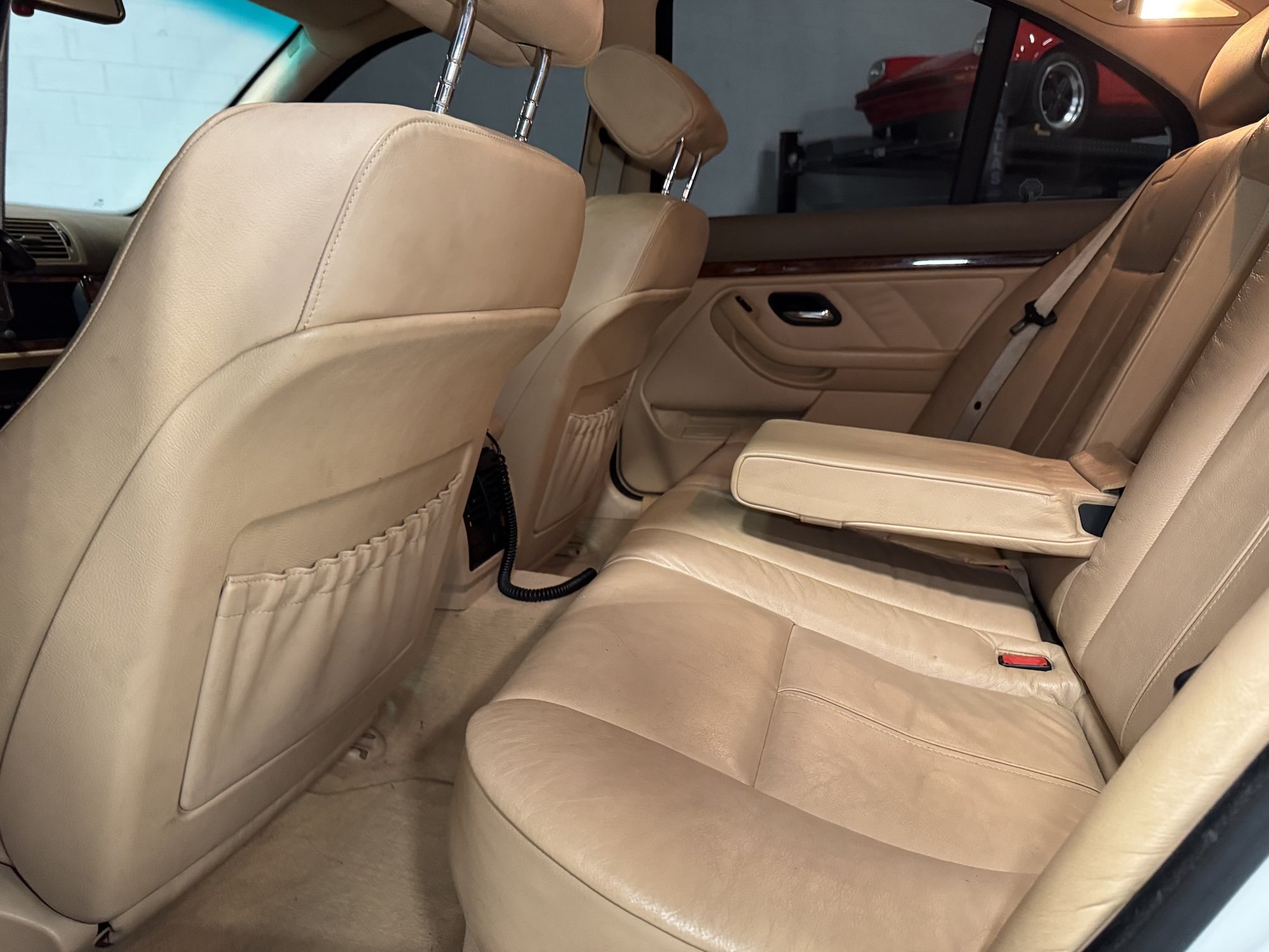 2000_BMW_540_Rear Seats 2.jpeg