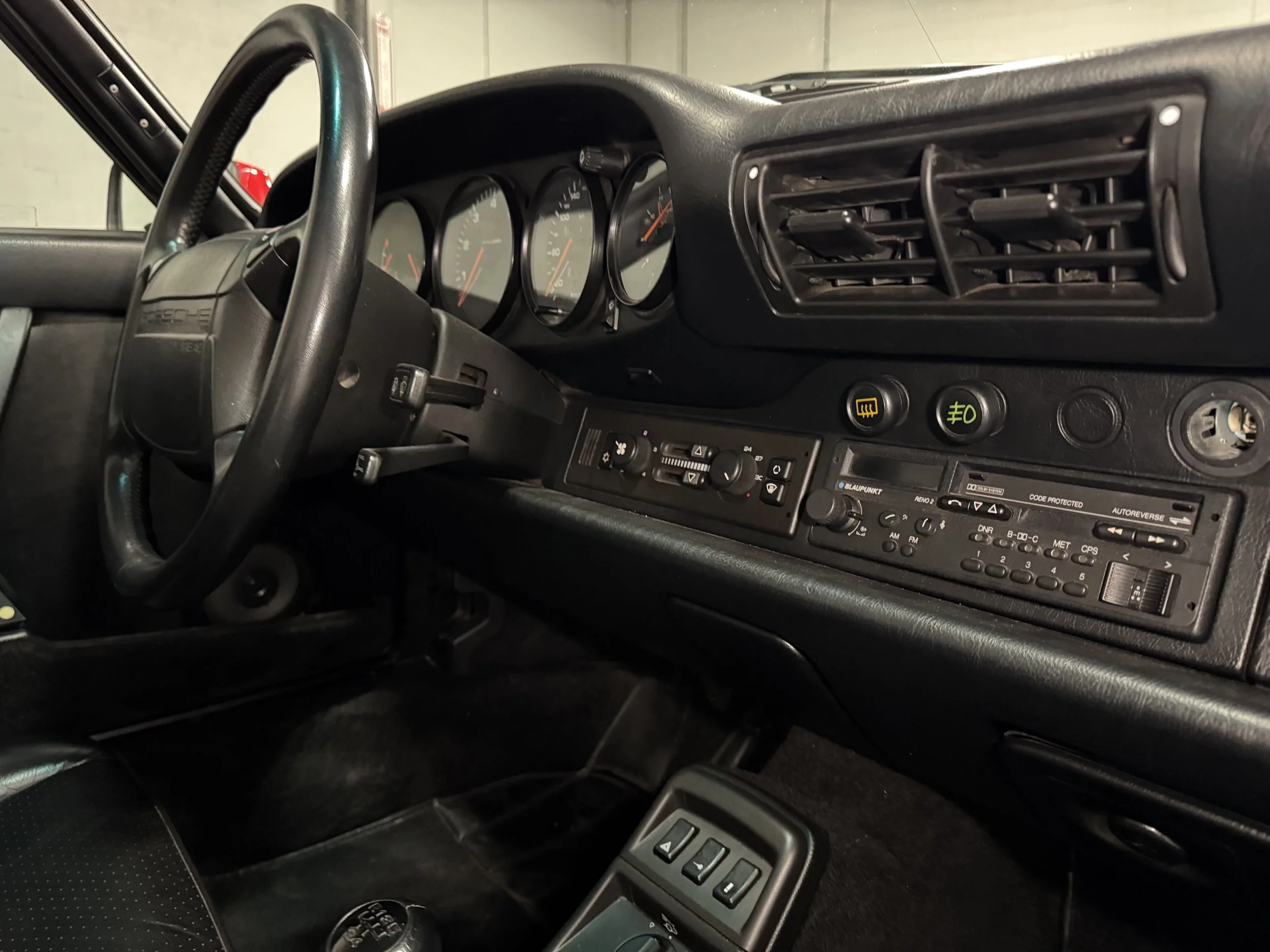 1990_Porsche_911_Carrera_Dash.jpeg