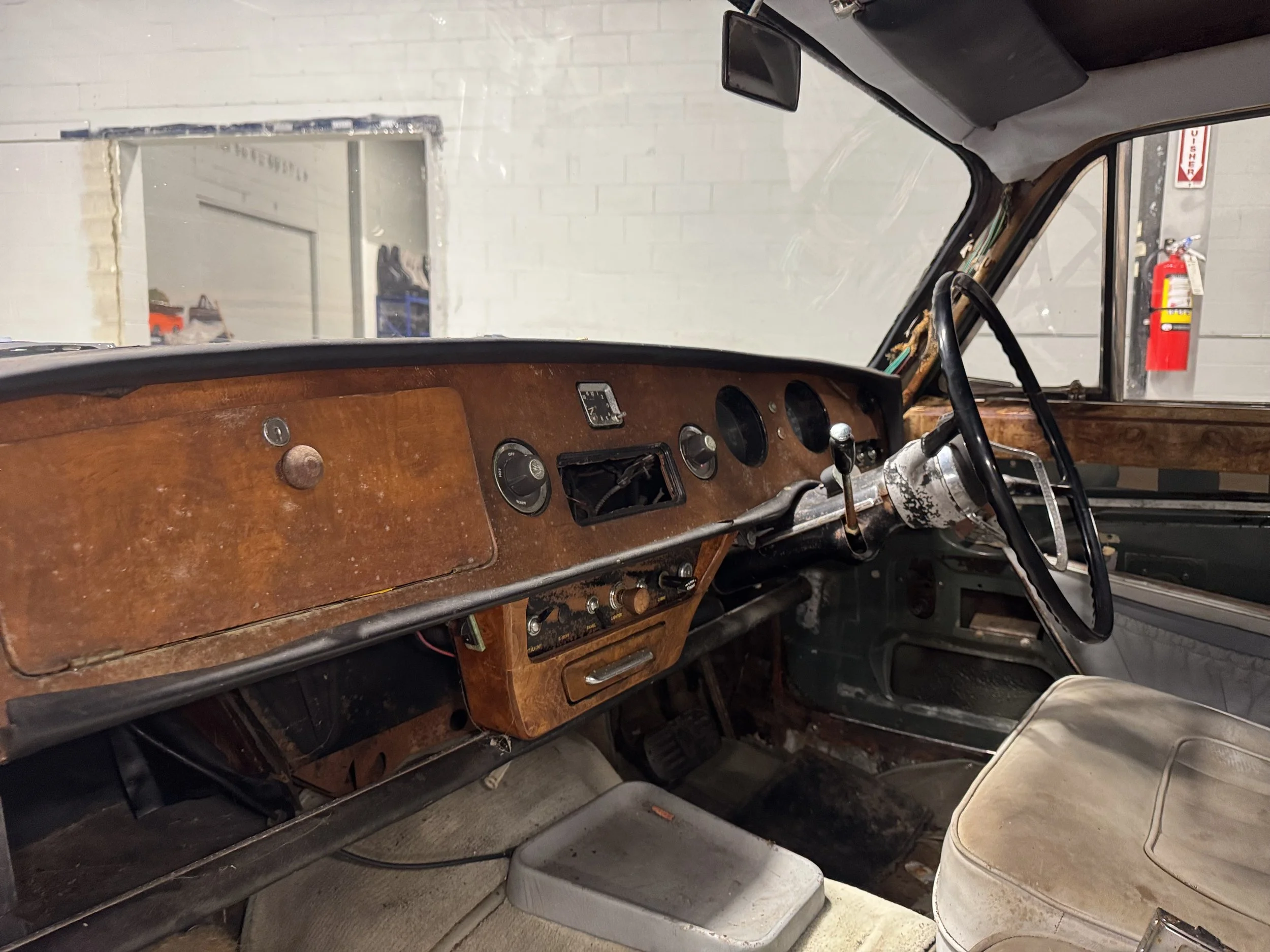 1967 Vanden Plas Rolls Interior Dash.jpeg