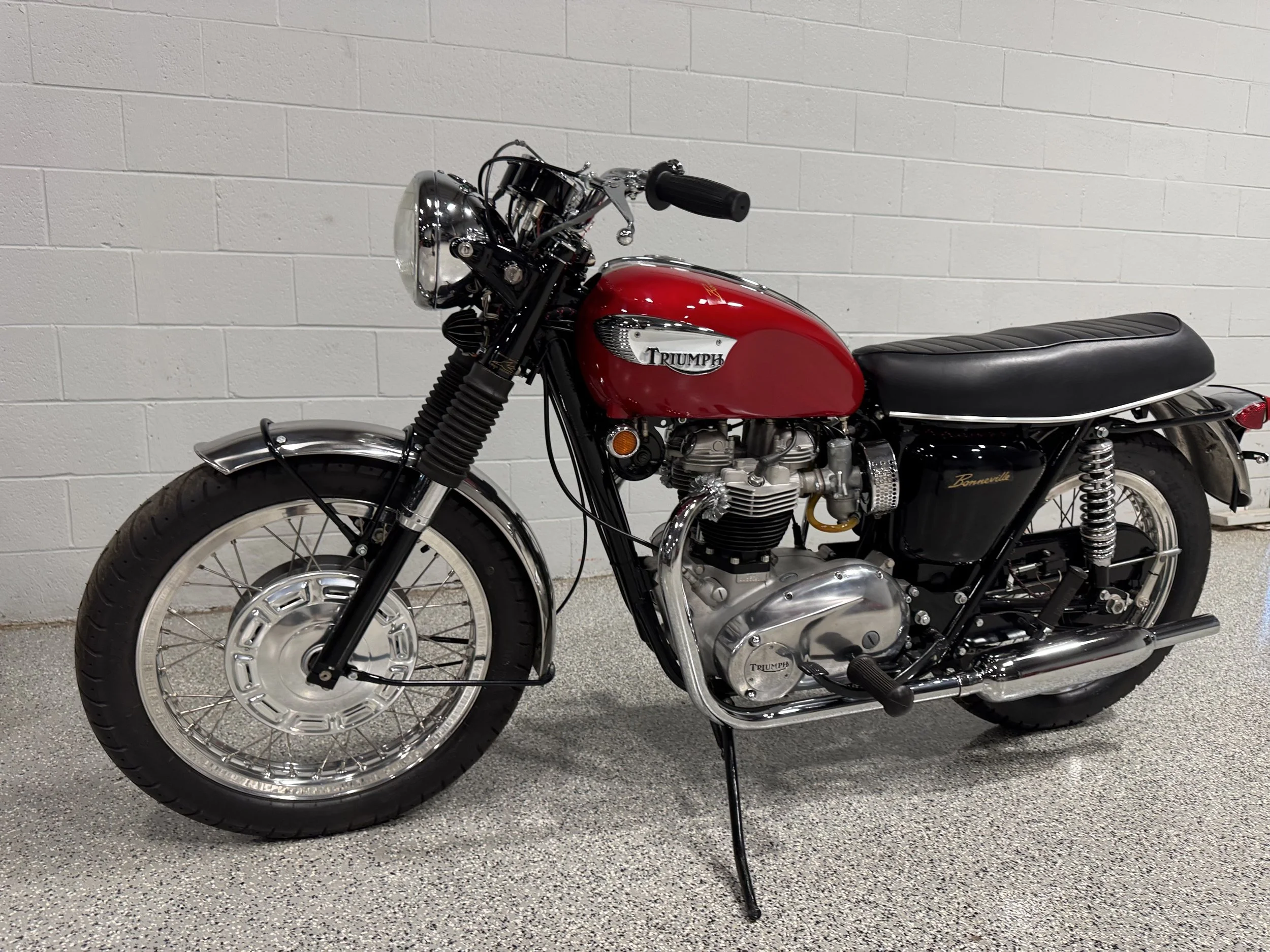 1968 Triumph Bonneville Left.jpeg