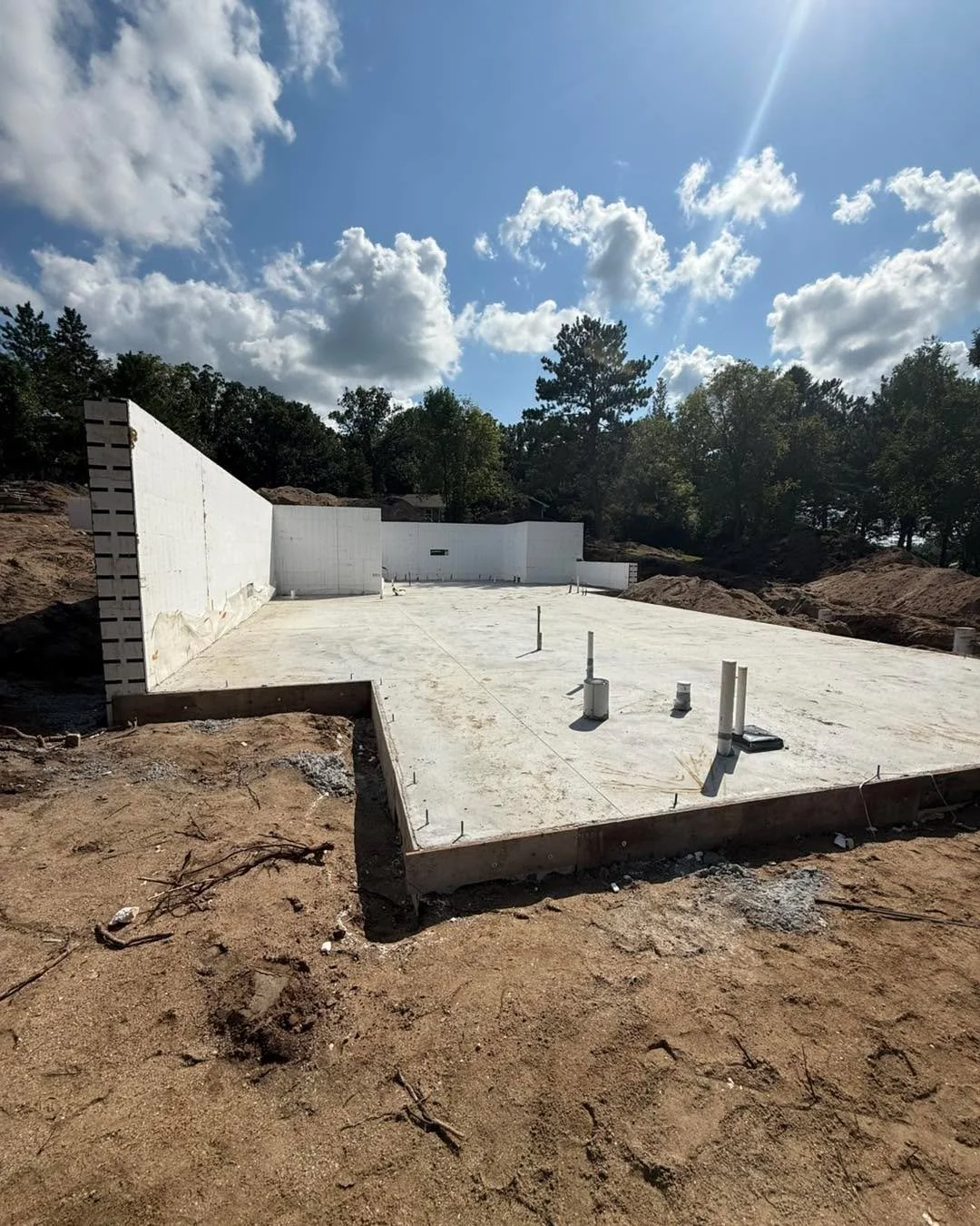 It’s been a busy and π§WET couple weeks but we’re pushing through and finished pouring all foundations on our Detroit Lakes walkout! Featuring NINE foot basement walls! So much room for activities π₯! #yourdreamsdelivered #lakelife #fergu
