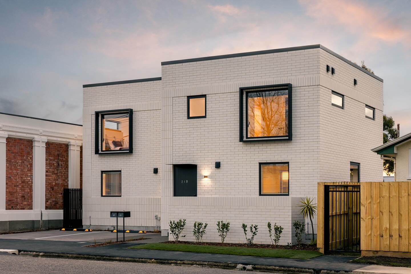 Pumped to see these stunning architectural townhouses on Edinburgh Street come to life! Another completion for our mates at @nicheliving.co.nz and  design by @figureandground_nz . The finish on this project is 👌🏼. A massive thank you to the entire 