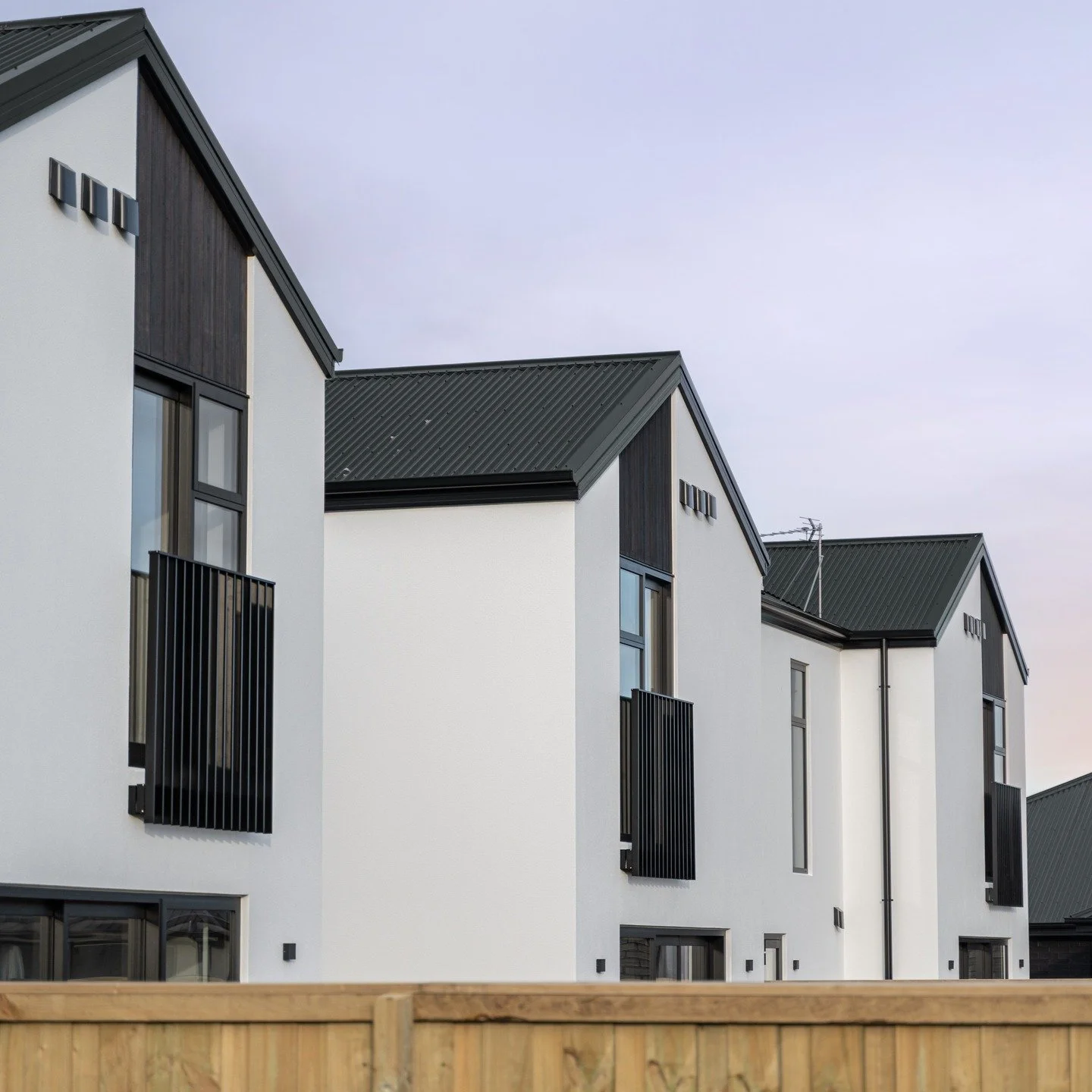~ K O R I MA K O ~

Standing tall in Rolleston, these townhouses are neat, distinct and impossible to miss. 🙂&zwj;↕️ 

Showcasing timber features, brick accents, and bold aluminium finishes. 

We're not one for soppy speeches, but this build wouldn&