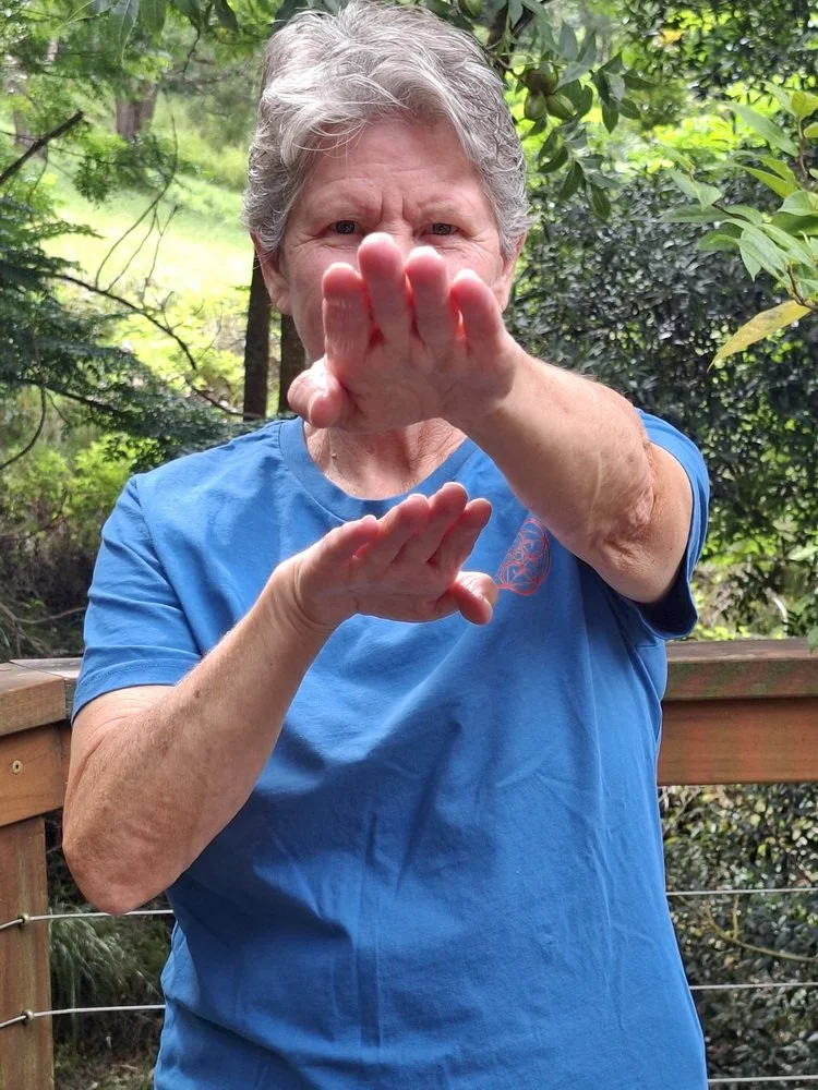 Darting fingers, used to attach vulnerable points