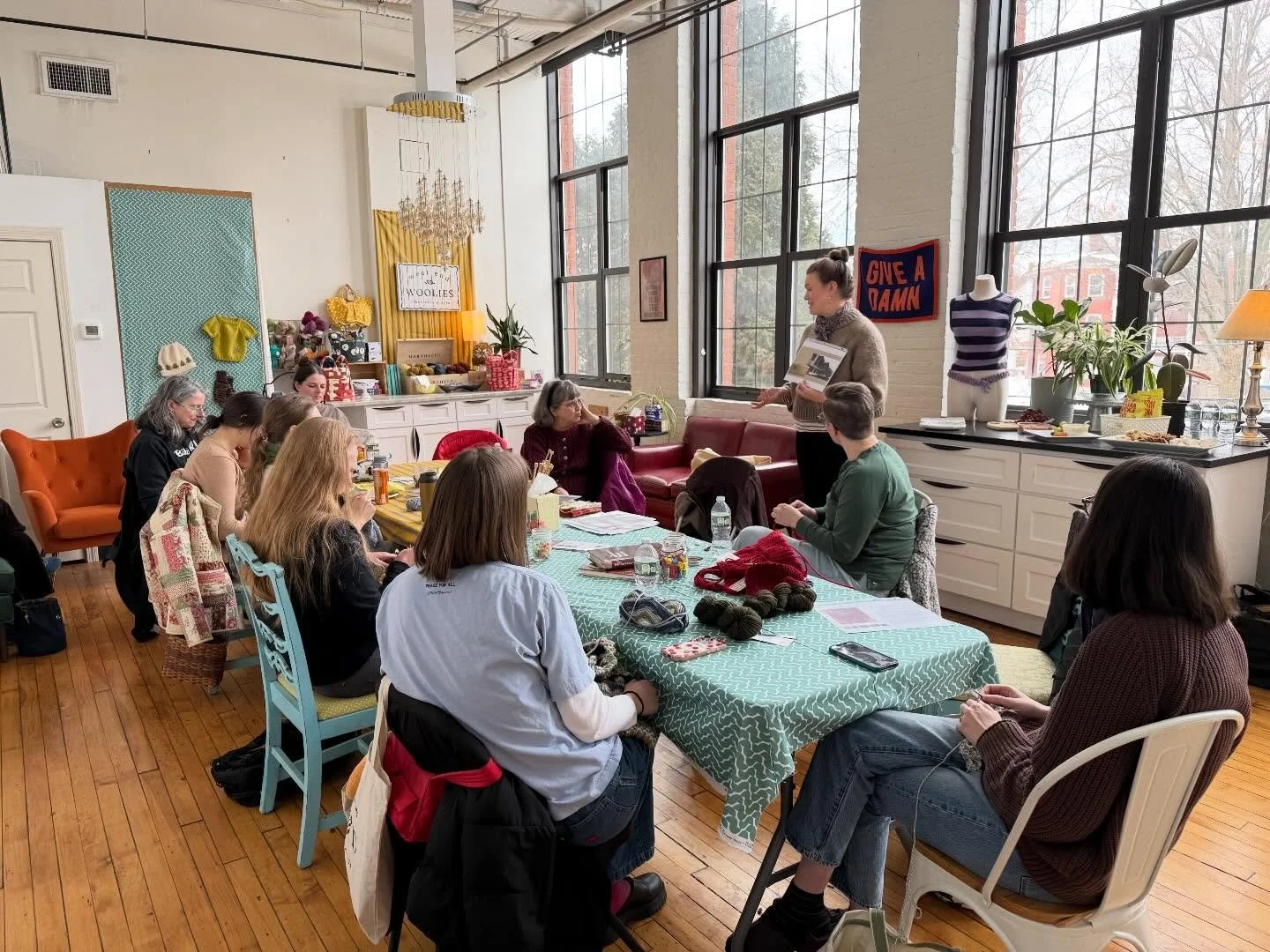 Studio Series with Margaret Liljedahl 🧶 So much weaving wisdom! New friends, old friends&hellip; and maybe a West End Woolies field trip? Ewe in? 🐑 Be sure to sign up for our monthly newsletter - it's got all the deets!  #studioseries #weaving #fib
