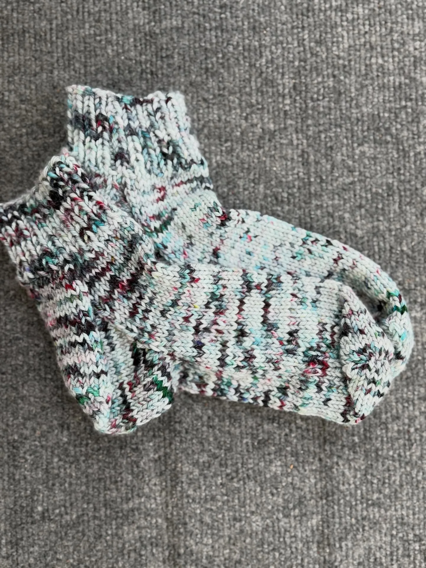 Kid tested and approved❤️ #easypeasysocks #knitting #knittedsocks #neighborhoodyarnco #sixmoreweeksofwinter❄️