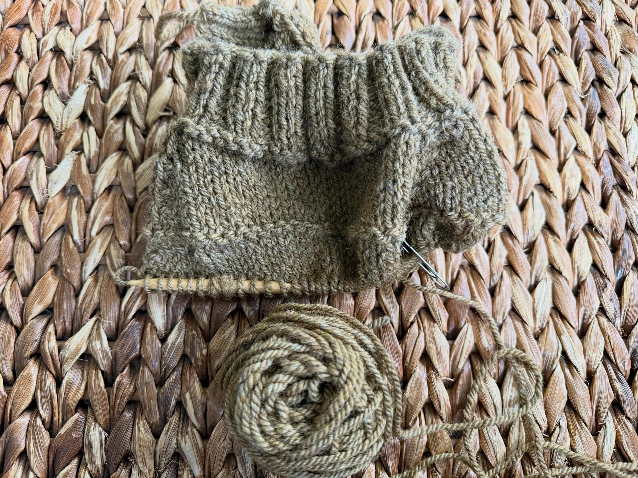 Cast on The Wave of Change by @bayronhandmade in anticipation of crisp Rhinebeck mornings and all the fall wool vibes ahead. 🍂 It&rsquo;s the kind of wardrobe classic I know I&rsquo;ll reach for again and again.
And this yarn? A joyful impulse score