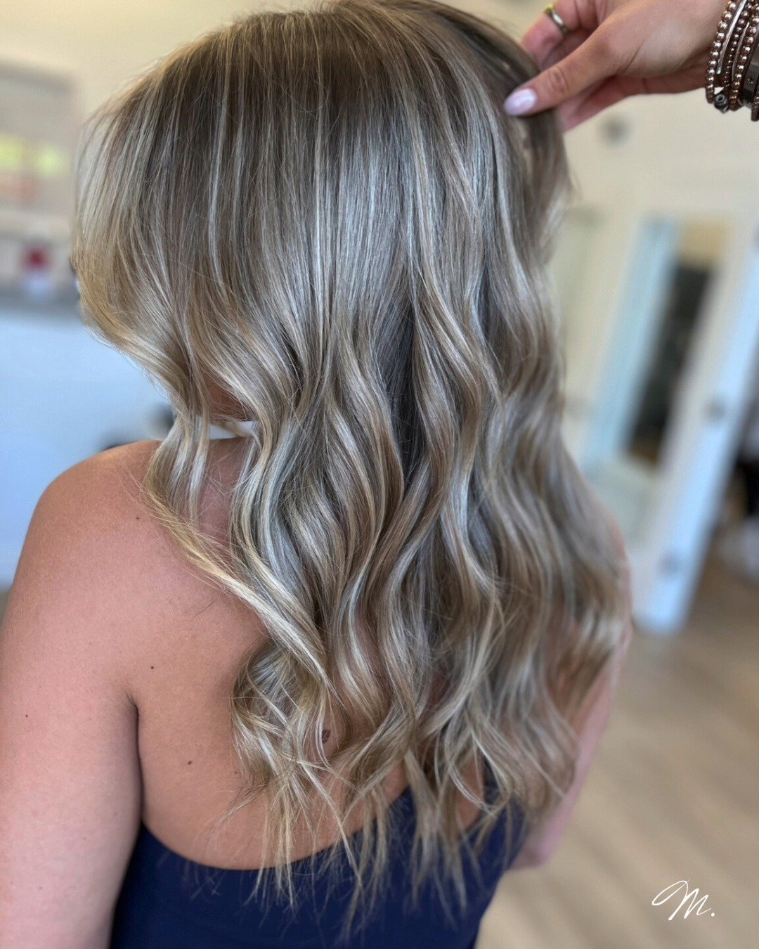 Knowing when to lowlight and melt my blondes has been a game changer in making my blondes pop! ⁠
⁠
My go to lowlight is @redken 8N 7G 7NB 🤌🏽⁠
.⁠
.⁠
.⁠
#blondebalayage #balayage #blondehair #dimensionalblonde #blondehairinspo #blondehairideas #balay