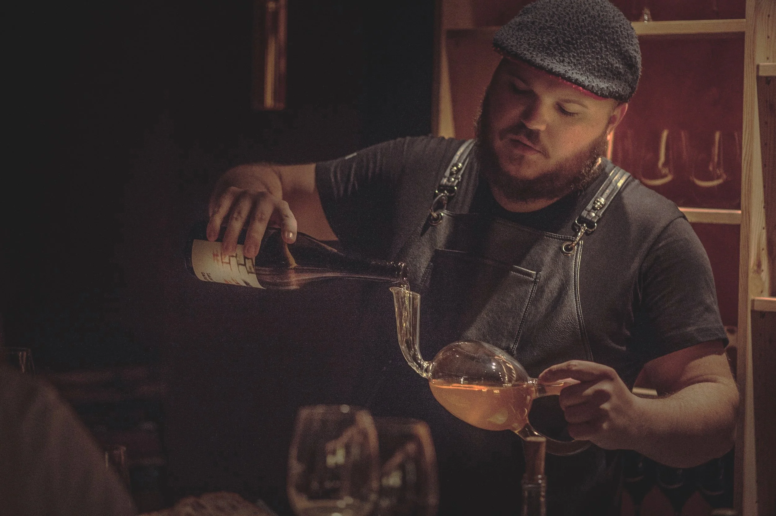 Image of Jan Clemens Weiser decanting a bottle of wine