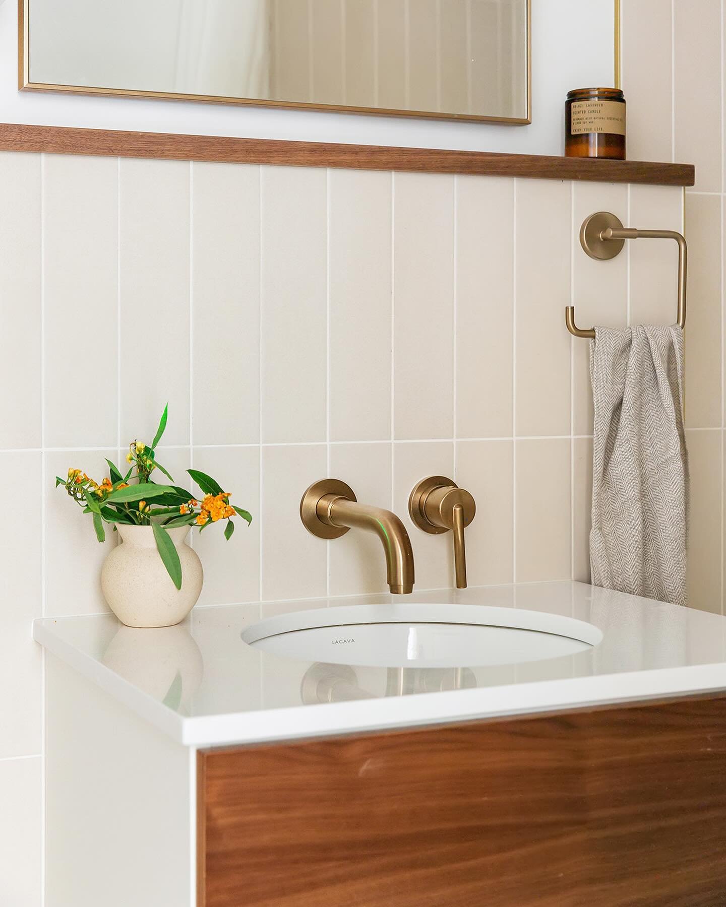 There are so many things we love about this design. If I had to pick one I&rsquo;d say creating that walnut ledge was a key move. Custom millwork is a splurge always worth spending on:)

Design @isabellapatrickinteriors 
Photography @shannondupre @dd