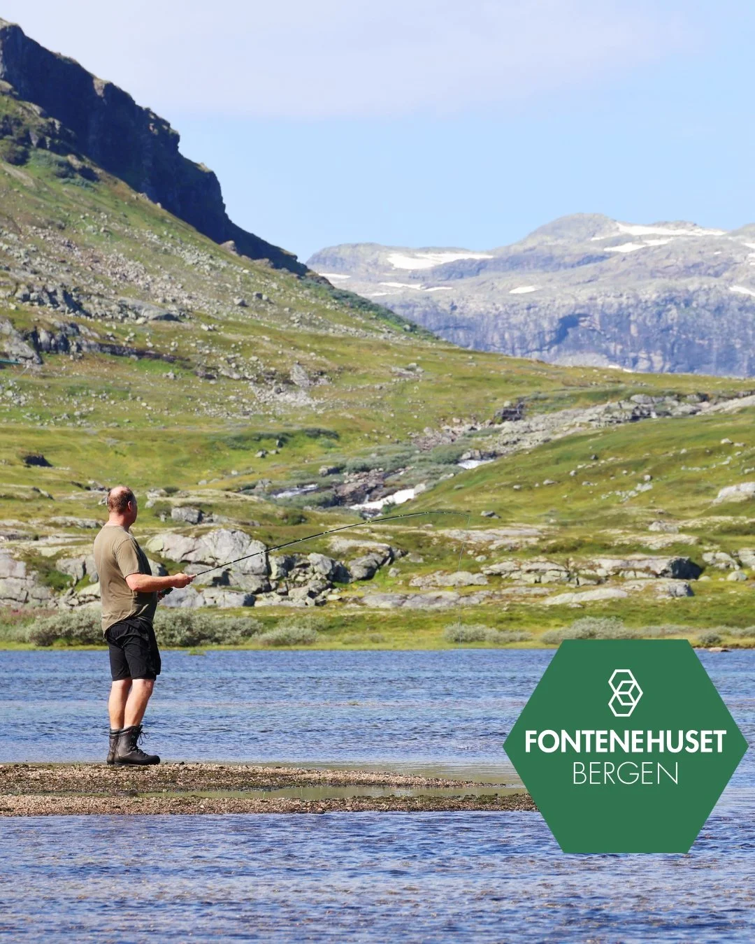 Torsdag 14. august, tok vi turen opp til Hallingskeid. I et str&aring;lende v&aelig;r, bes&oslash;kte vi turisthytten, og gikk videre for &aring; pr&oslash;ve lykken med b&aelig;rplukking og fisking. 😀

Hallingskeid ligger p&aring; 1110 m.o.h. og er