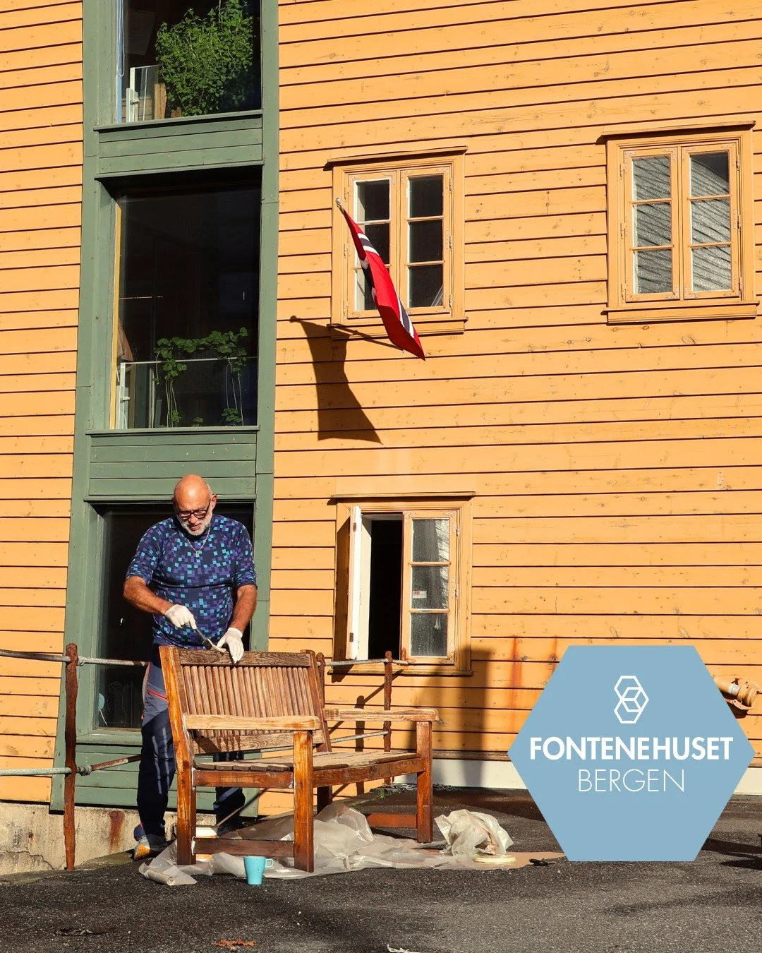 &quot;Lassebenken&quot;

For noen &aring;r siden gikk et aktivt medlem bort og familien &oslash;nsket &aring; donere en sum til Fontenehuset Bergen.

Vi valgte &aring; kj&oslash;pe en benk i hans minne, da han satte pris p&aring; gode samtaler.

Denn