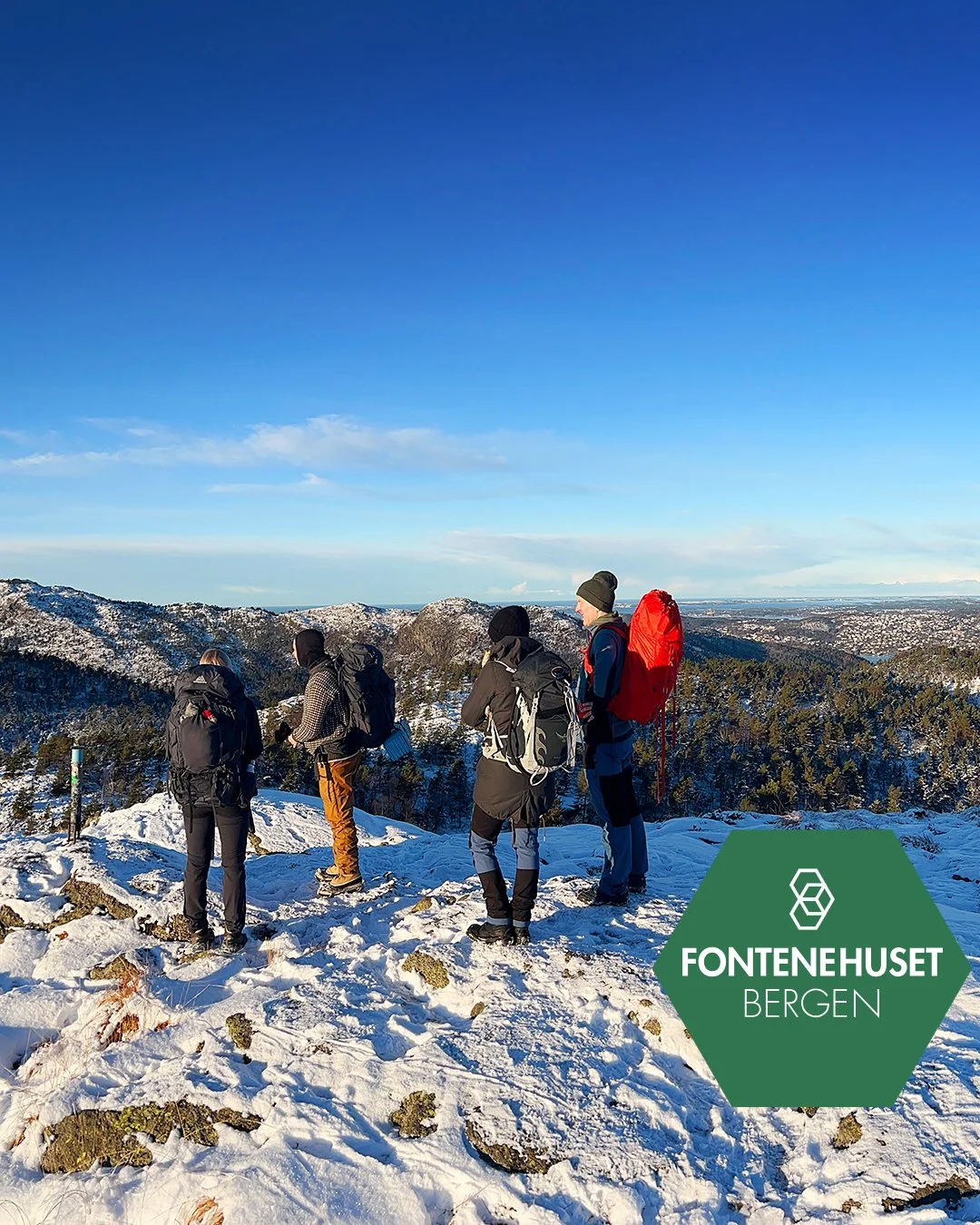 I vakkert vinterv&aelig;r med brodder p&aring; skoene gikk turen opp p&aring; Damsg&aring;rdsfjellet og Gravdalsfjellet til Viggohytten, der vi laget b&aring;l og n&oslash;t ferskbrygget kaffe og mat med panoramautsikt. 😎

En viktig del av turene v&