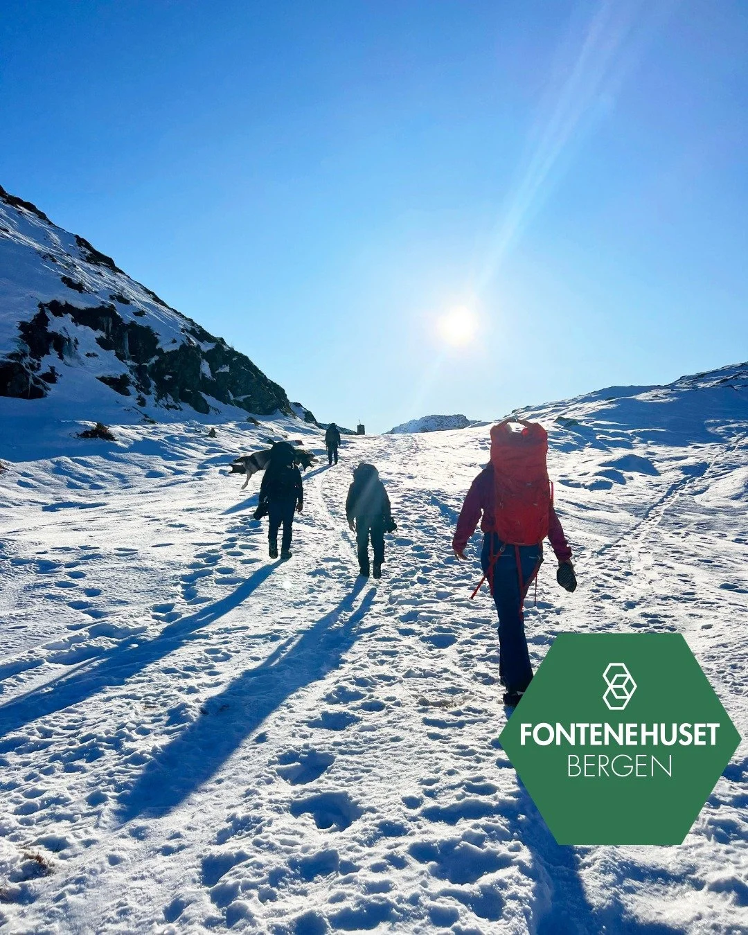 I nydelig vinterv&aelig;r gikk vi opp til Redningshytten og deretter videre til Torofjellet med en spektakul&aelig;r panoramautsikt.

Vi er heldige som har tilgang til slike naturopplevelser i kort avstand fra huset, og sammen n&aring;r vi m&aring;l 