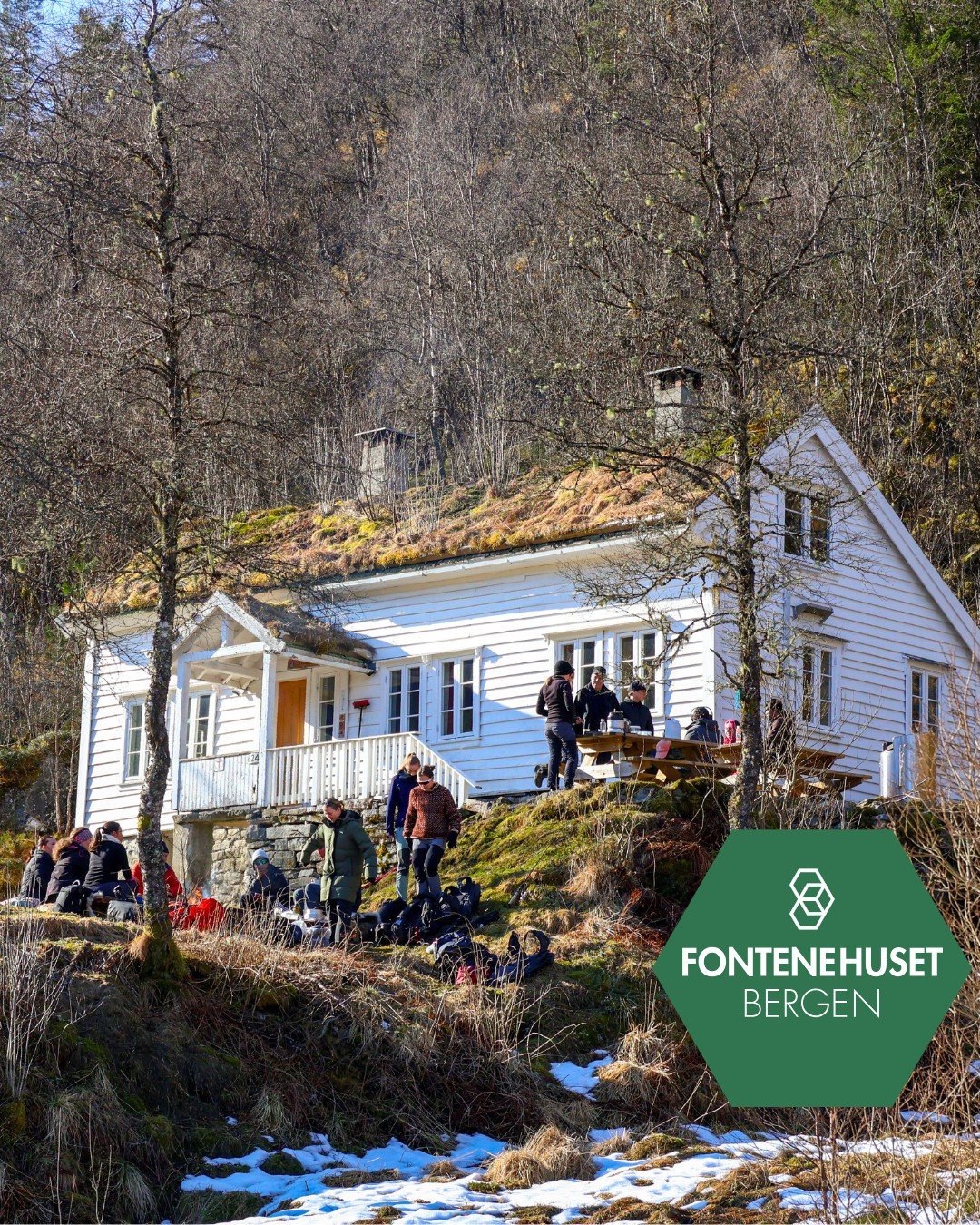 Ved hytteveggen p&aring; Tr&aelig;et g&aring;rd fikk vi et glimt av solen og kjent p&aring; at det g&aring;r mot mildere tider her p&aring; Vestlandet. Vi laget oss rykende fersk kaffe og mat p&aring; b&aring;lpanne.

Med gode samtaler rundt b&aring;