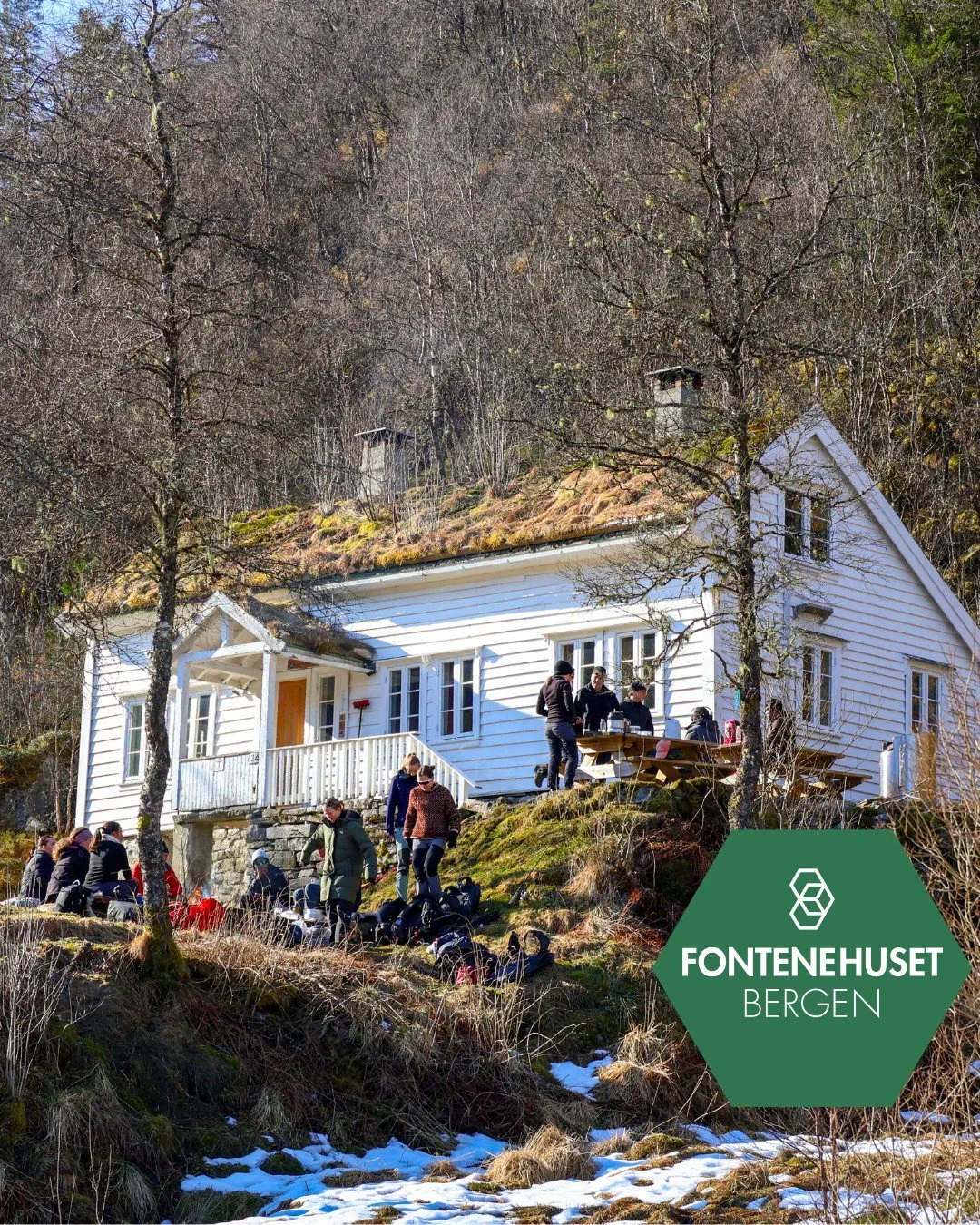 Ved hytteveggen p&aring; Tr&aelig;et g&aring;rd fikk vi et glimt av solen og kjent p&aring; at det g&aring;r mot mildere tider her p&aring; Vestlandet. Vi laget oss rykende fersk kaffe og mat p&aring; b&aring;lpanne.

Med gode samtaler rundt b&aring;