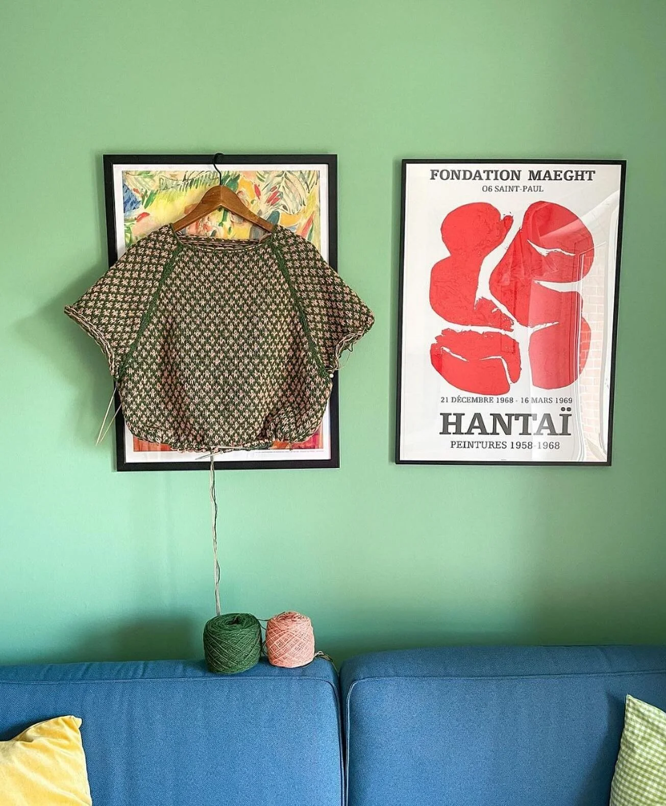 M&oslash;d @skaberglaede og hendes legende og farverig hjem fuld af genbrugsfund 🎨♻️

Maria kan finde inspiration i alting! En uventet farvekombination, et genbrugsm&oslash;bel som tr&aelig;nger til en k&aelig;rlig h&aring;nd, og de kreative univers