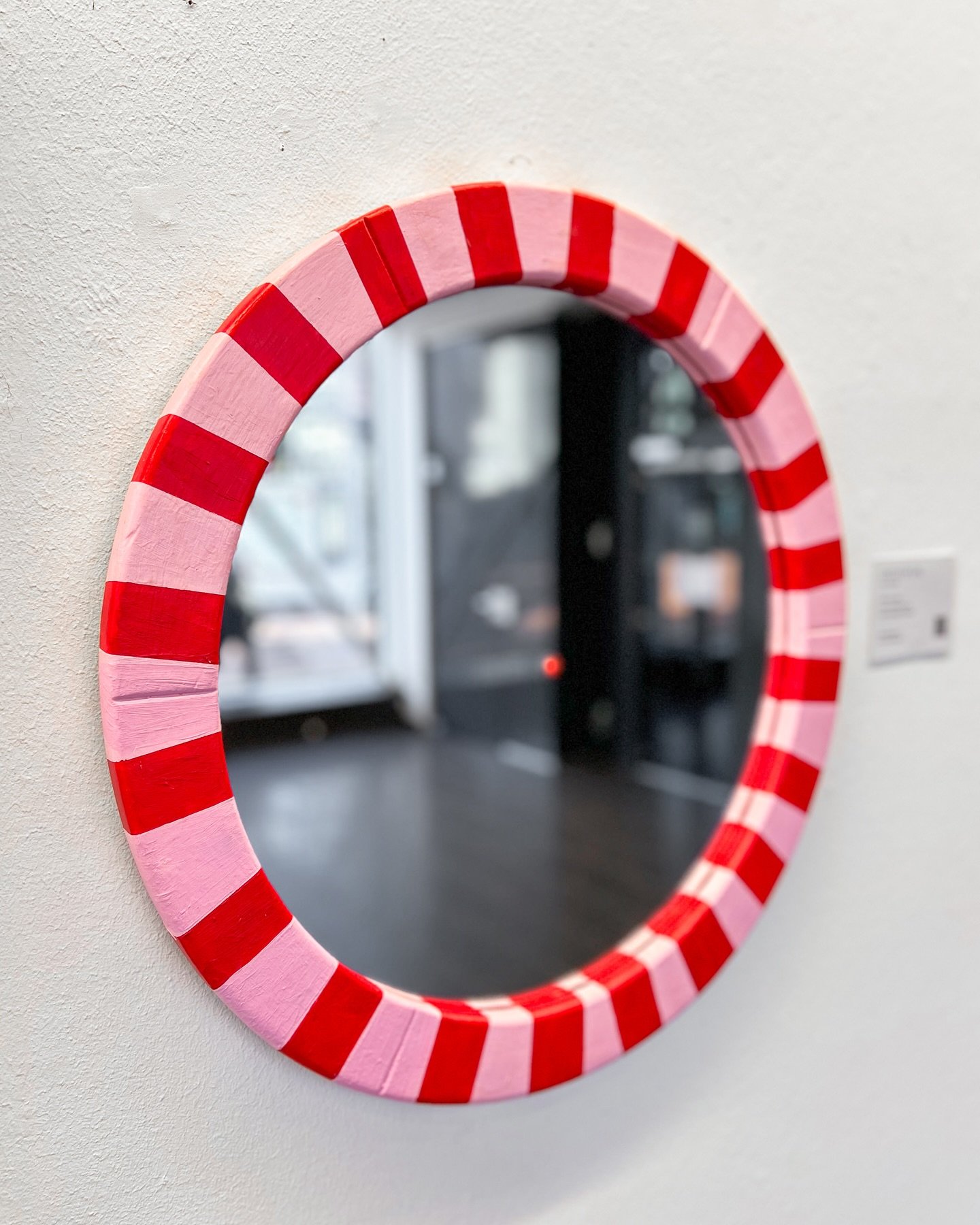 Schon mal in den Spiegel geschaut und dich nicht gesehen?

Das Herz meiner Ausstellung &bdquo;Circle of life&ldquo; in der @stadtbibliothekkreuztal ist dieser Spiegel.

Nicht nur seine Form gleicht einem Zirkuszelt, auch der Streifenrand erinnert dar