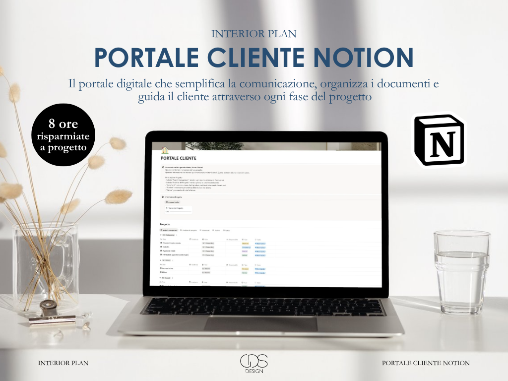 Grafica promozionale per il portale digitale 'Portale Cliente Notion' di INTERIOR PLAN, evidenziando che consente di risparmiare 8 ore a progetto. L'immagine mostra un laptop con interfaccia del portale, accanto a un bicchiere d'acqua e un vaso con fiori secchi.