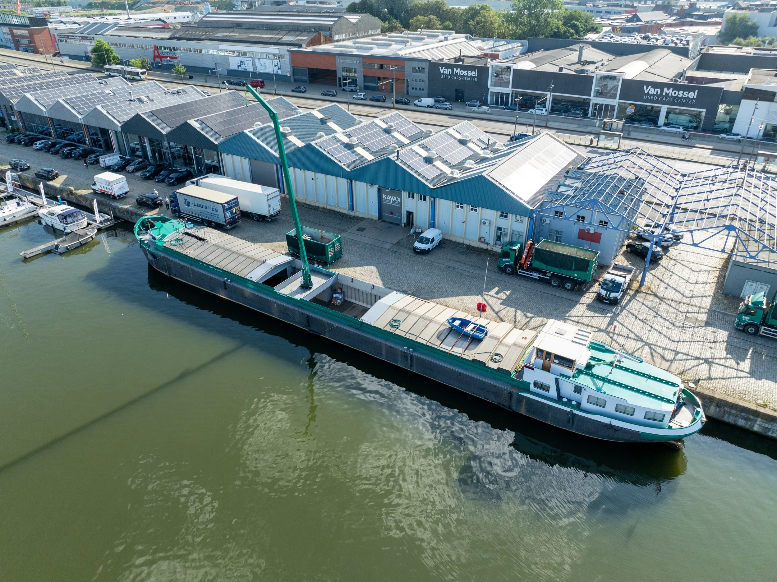 With our boats and cranes we are the perfect solution for your load