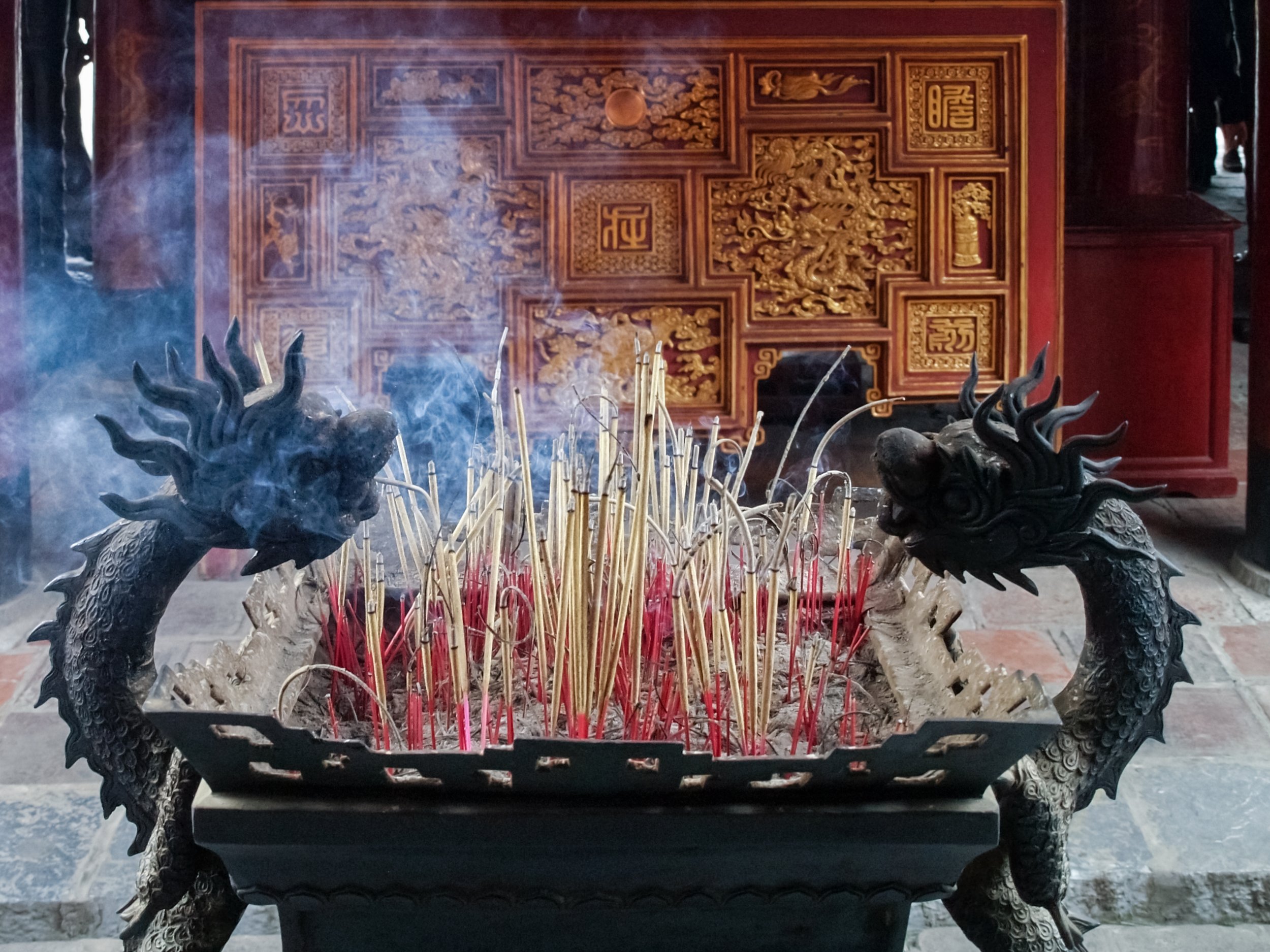Hanoi_Temple_of_Literature_incense.jpeg