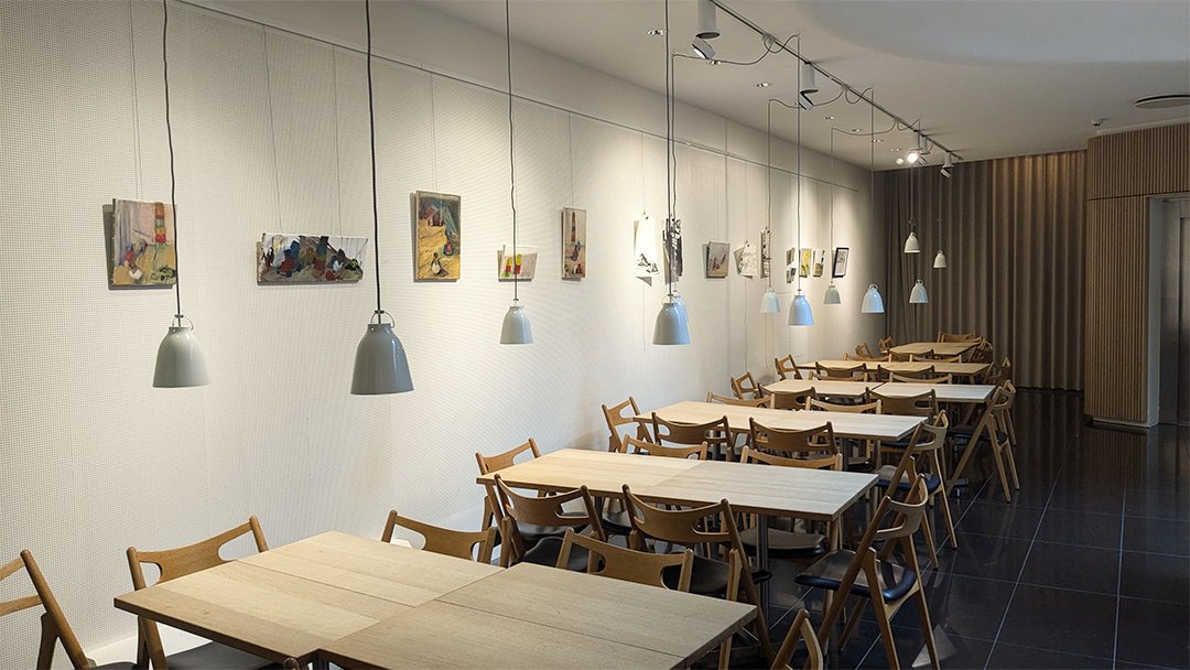 Politikkens kunstforening, Legetøj og blomster på et bord, sep - okt 2023