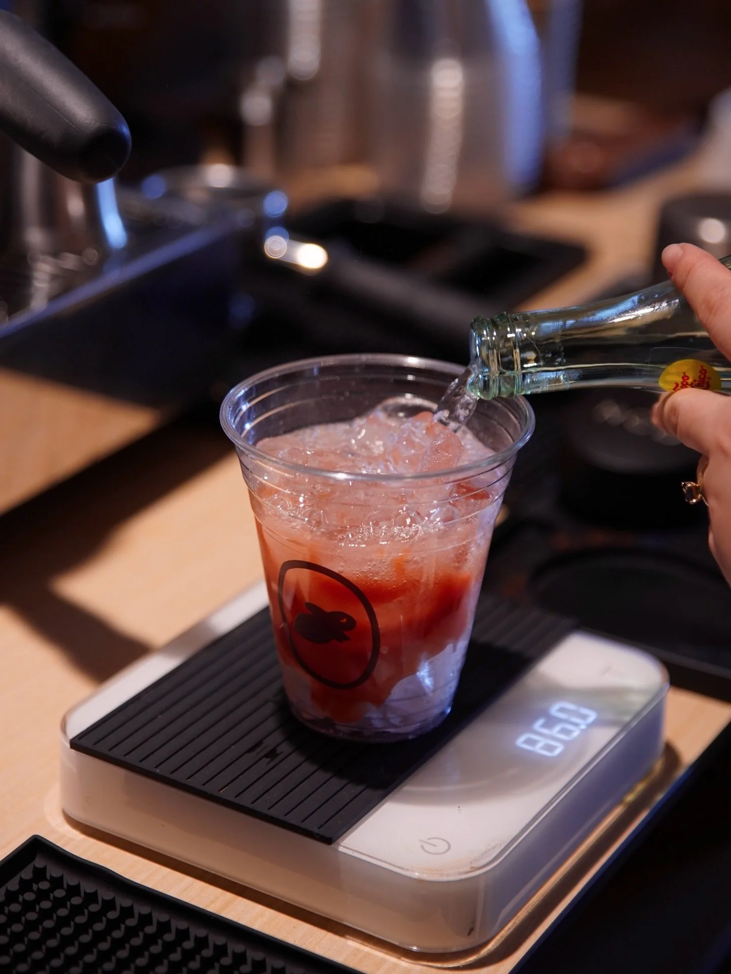 new drink drop!! the Guava Fizz 🔅refreshing, jammy, tropical, and non-caffeinated. made with house made guava jam, topped with sparkling water and garnished with dried jasmine bud. 🪷 
will be serving it this Saturday at Sidebloom 🙂&zwj;&harr;️

#l